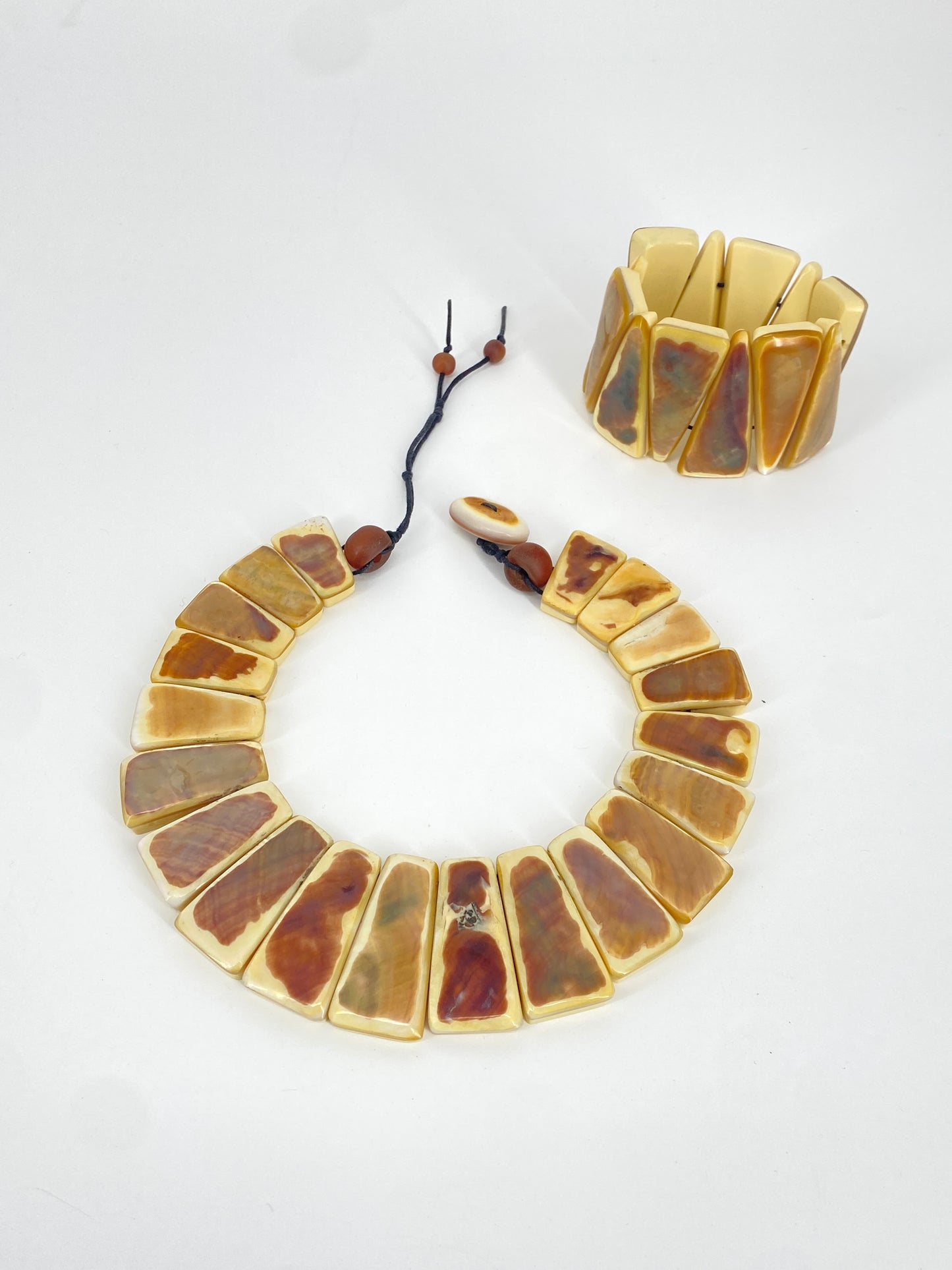 Collier und Armband mit Perlmutauflage