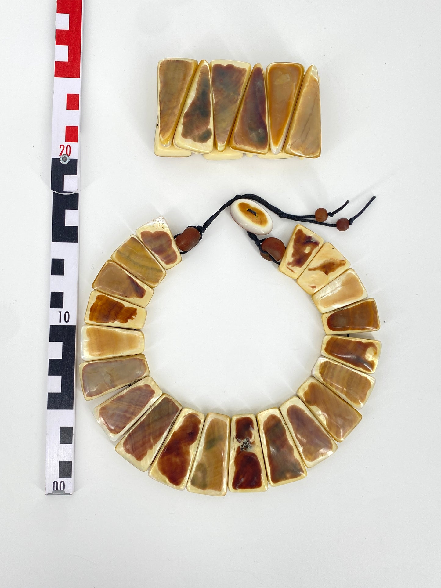 Collier und Armband mit Perlmutauflage