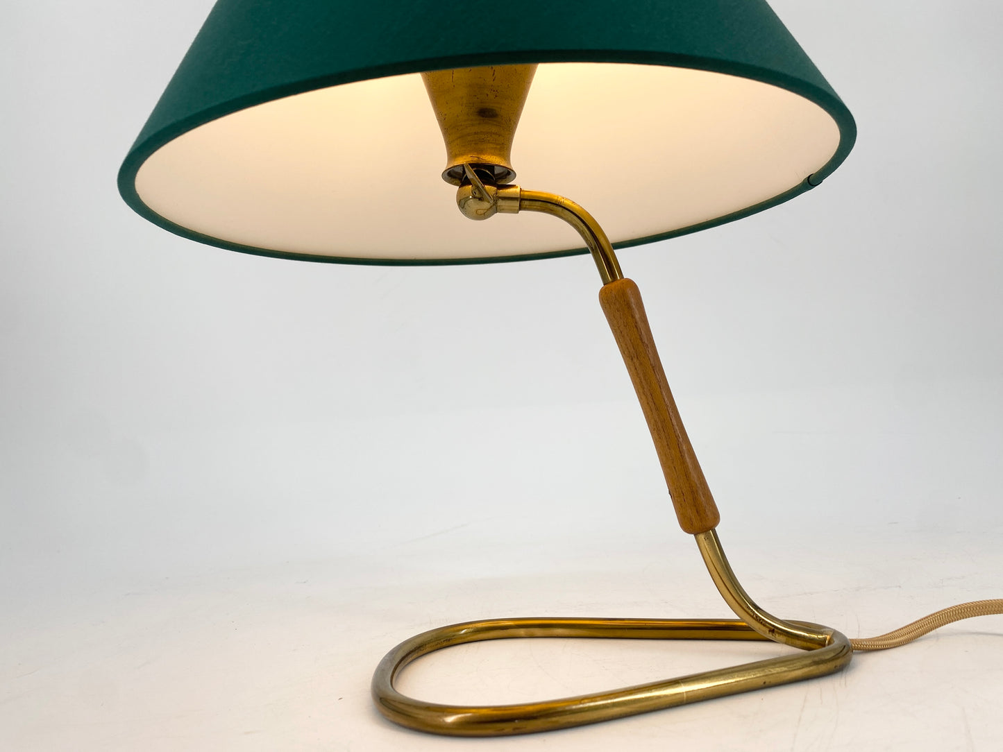 Tischlampe mit Messingfuß, 50er Jahre, Grün