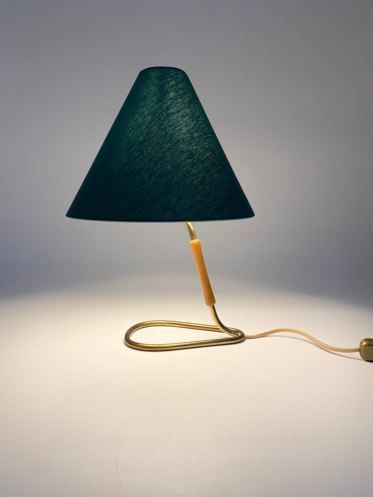 Tischlampe mit Messingfuß, 50er Jahre, Grün