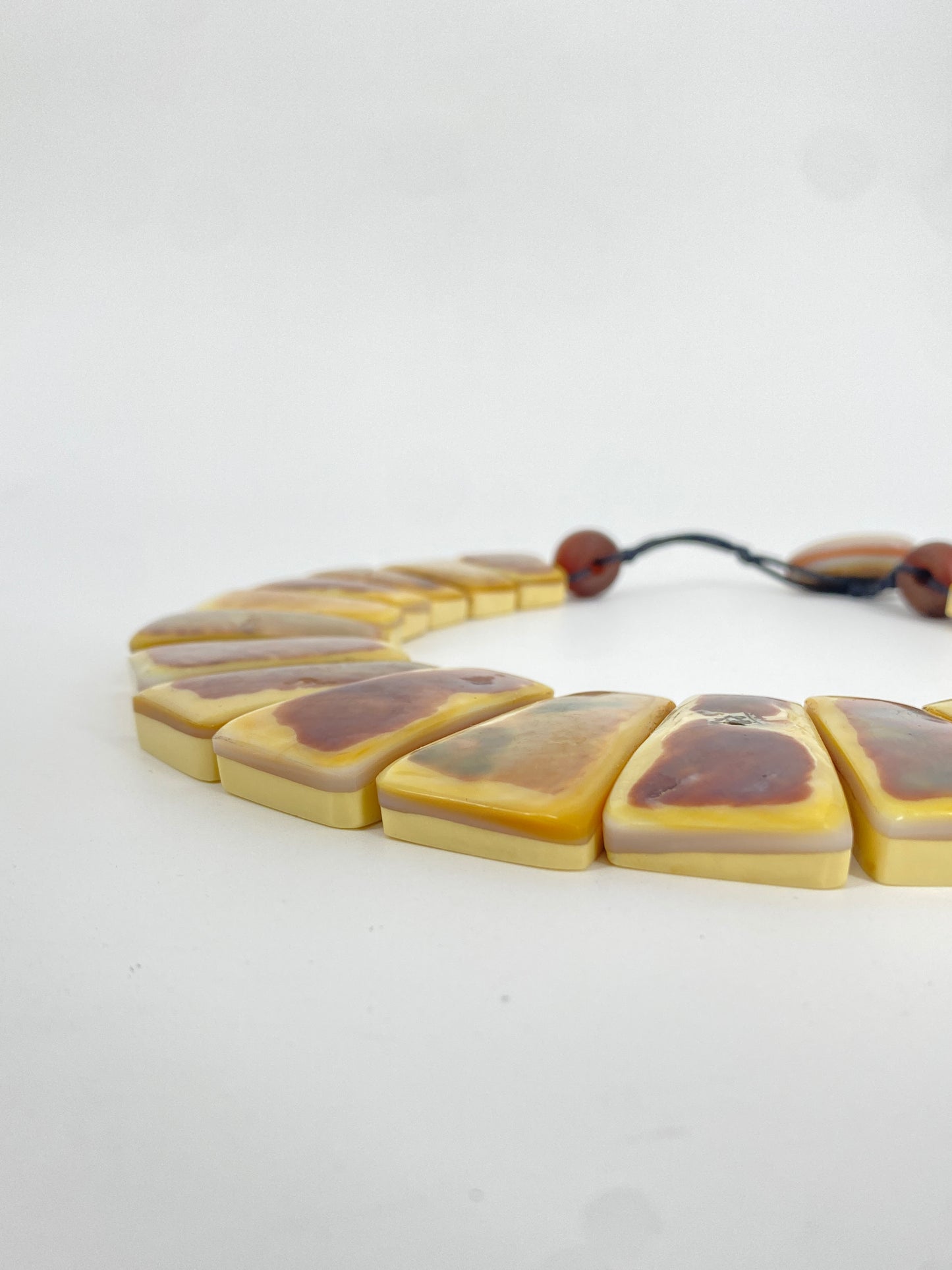 Collier und Armband mit Perlmutauflage