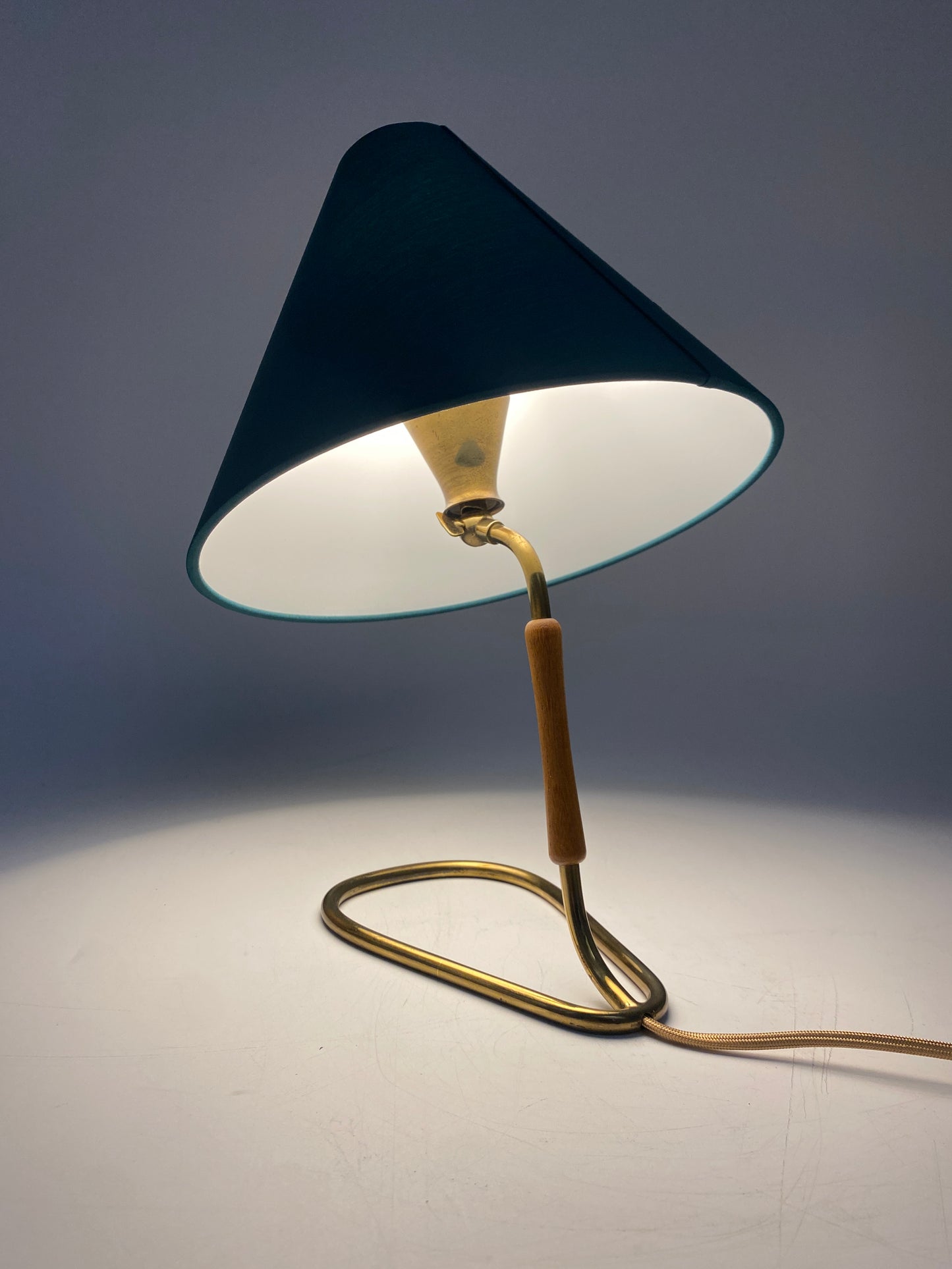 Tischlampe mit Messingfuß, 50er Jahre, Grün