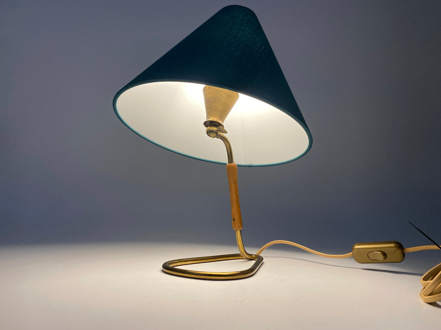 Tischlampe mit Messingfuß, 50er Jahre, Grün