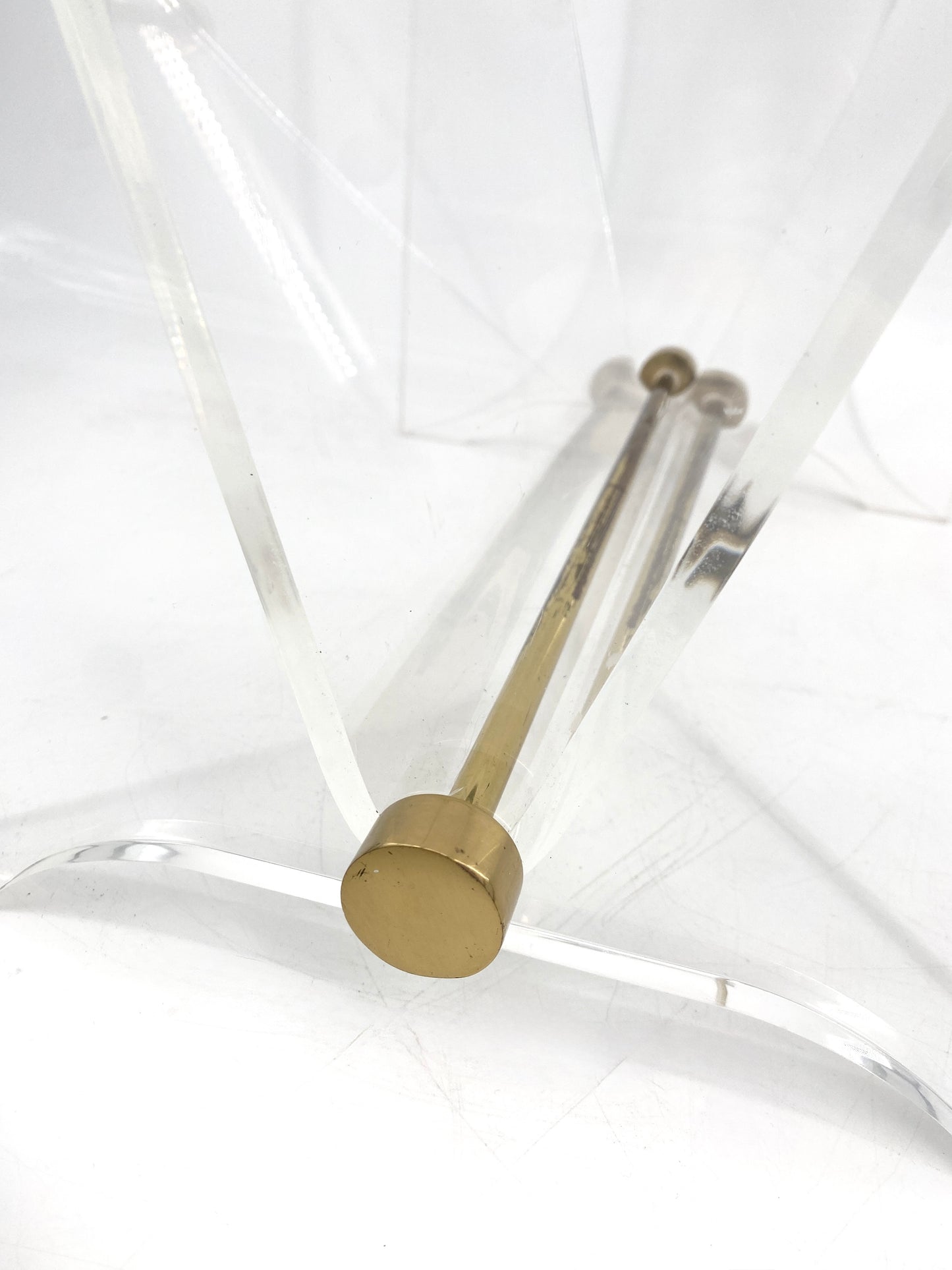 Zeitungsständer aus Acrylglas im Hollywood Regency Stil, 1970er