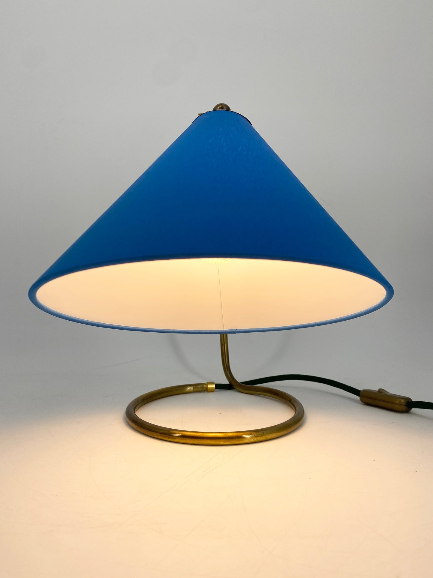 Tischlampe mit Messingfuß, 50er Jahre