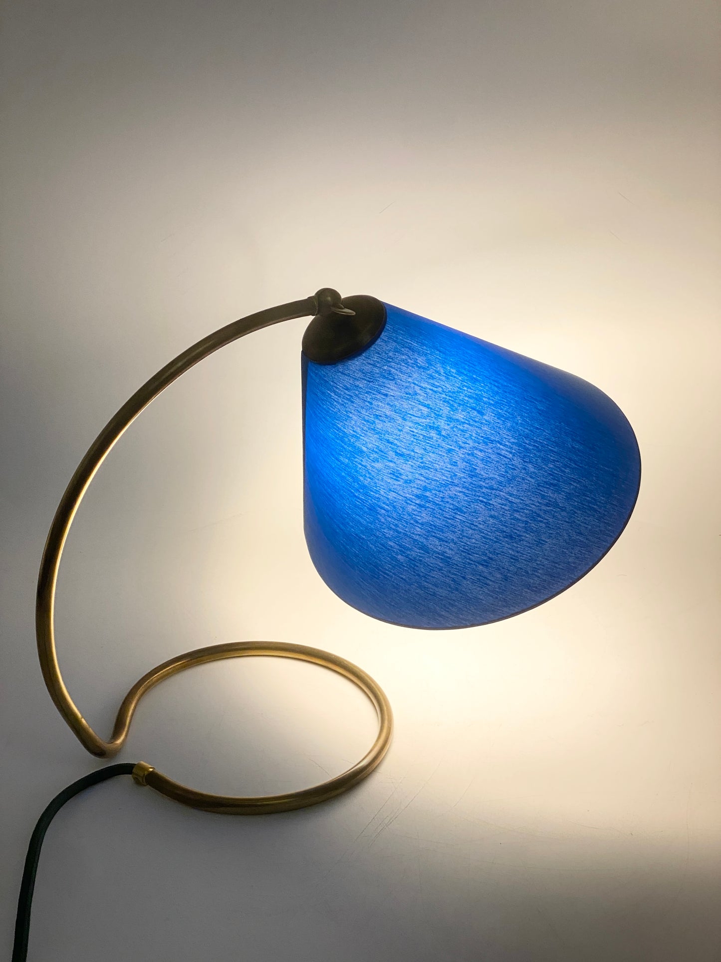 Tischlampe mit Messingfuß, 50er Jahre