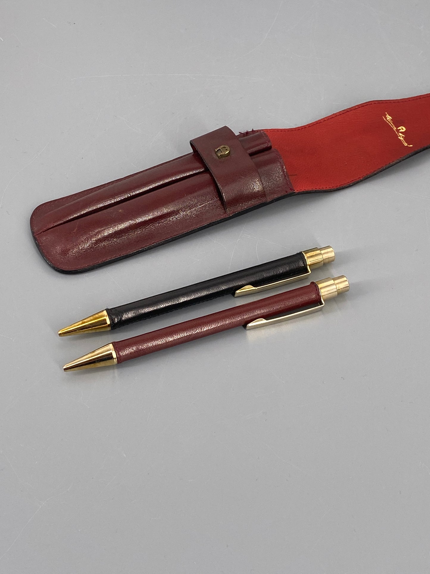 2 Leder Kugelschreiber von Etienne Aigner mit Lederetui