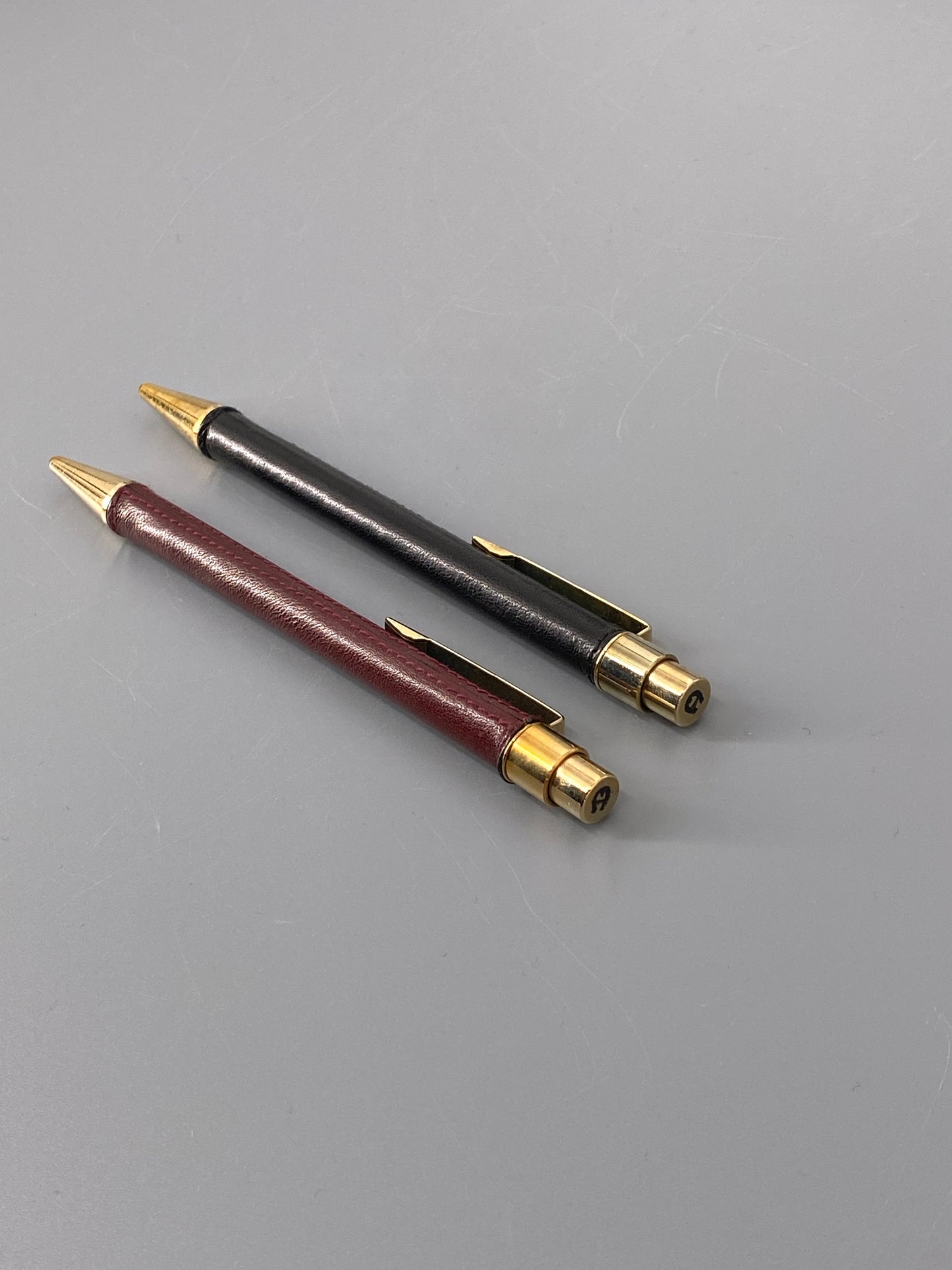 2 Leder Kugelschreiber von Etienne Aigner mit Lederetui