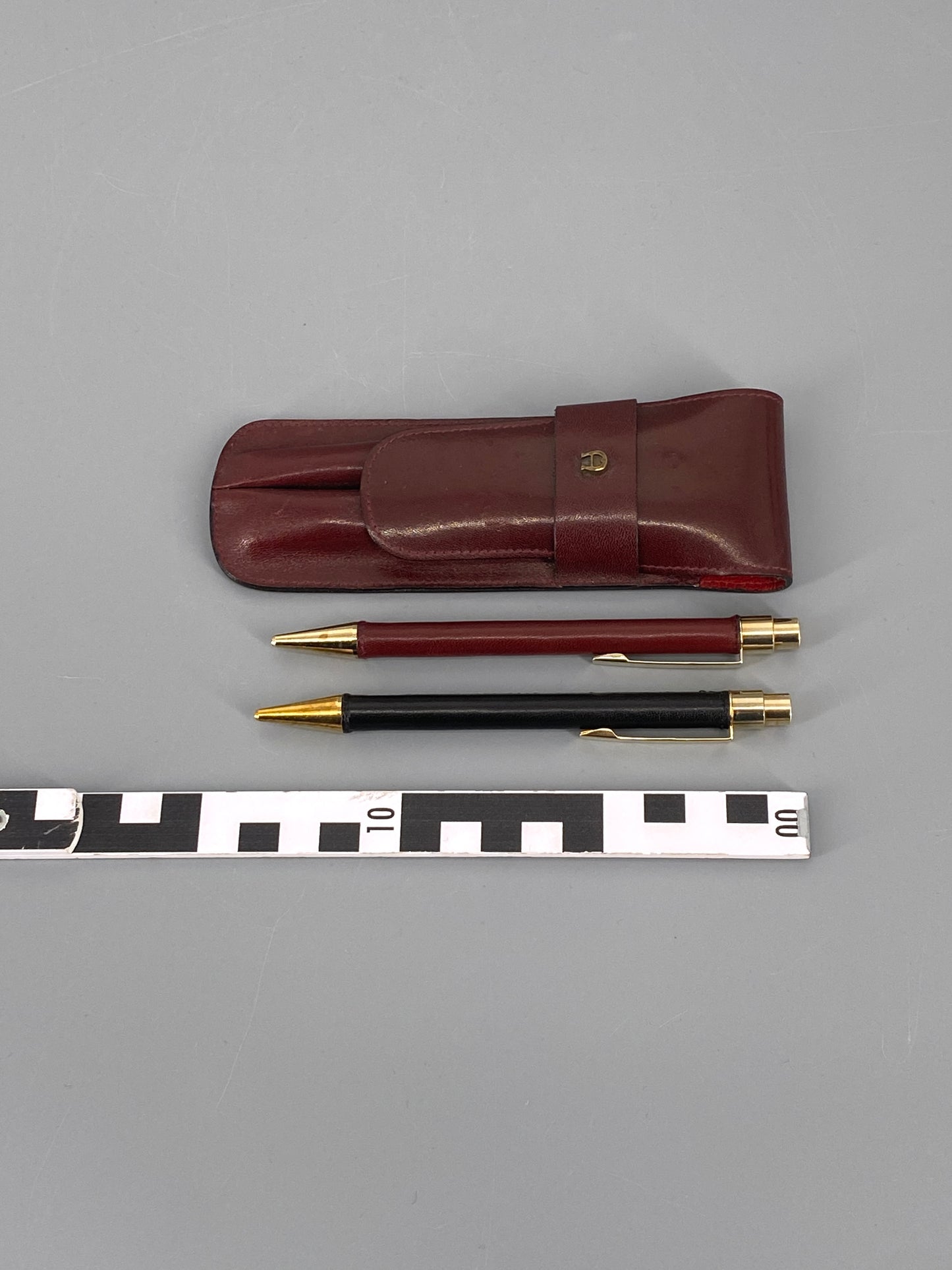 2 Leder Kugelschreiber von Etienne Aigner mit Lederetui