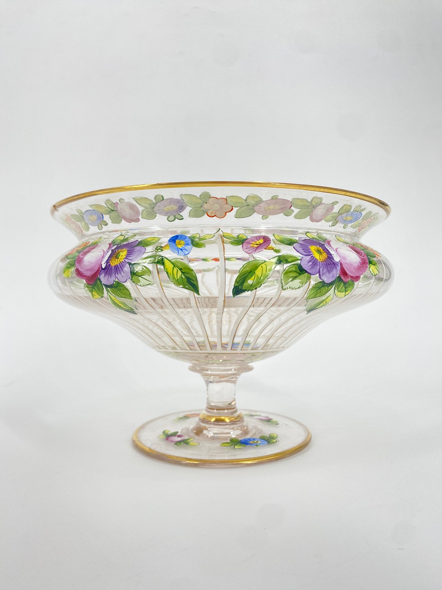 Glasschale mit Fuß und Blumendekor