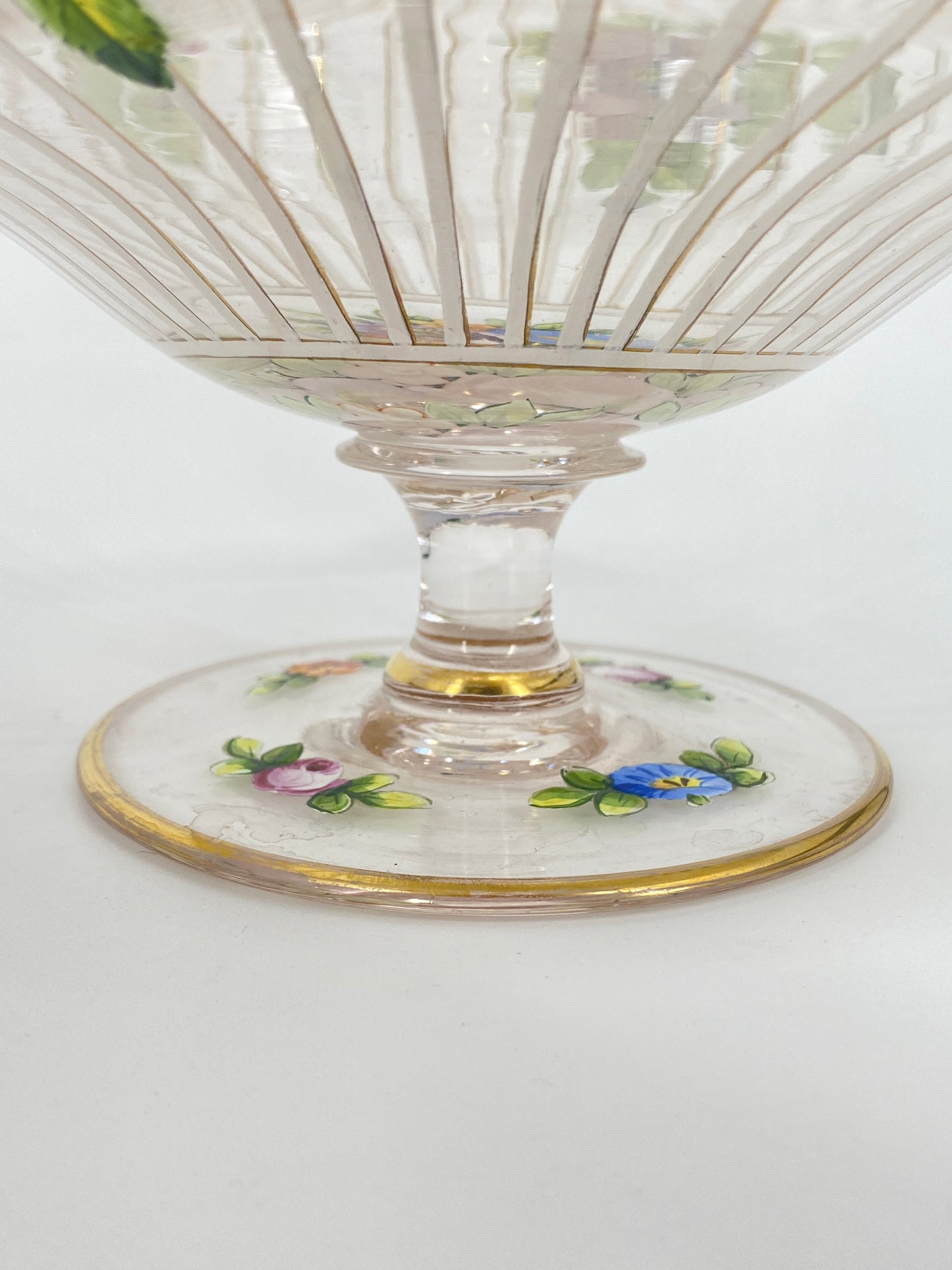 Glasschale mit Fuß und Blumendekor