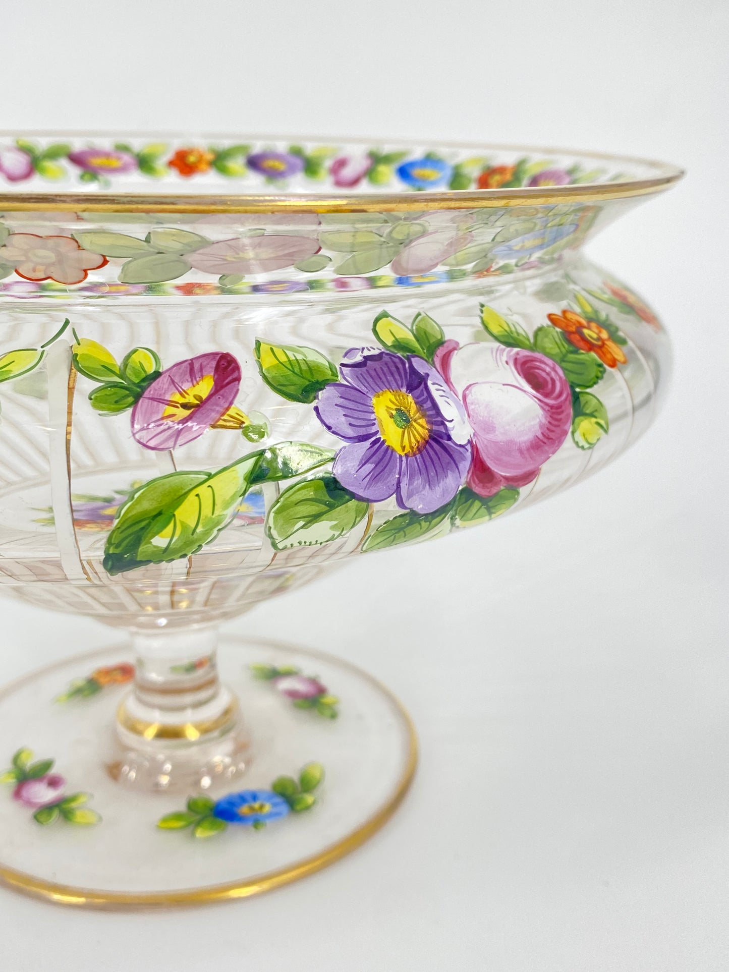 Glasschale mit Fuß und Blumendekor