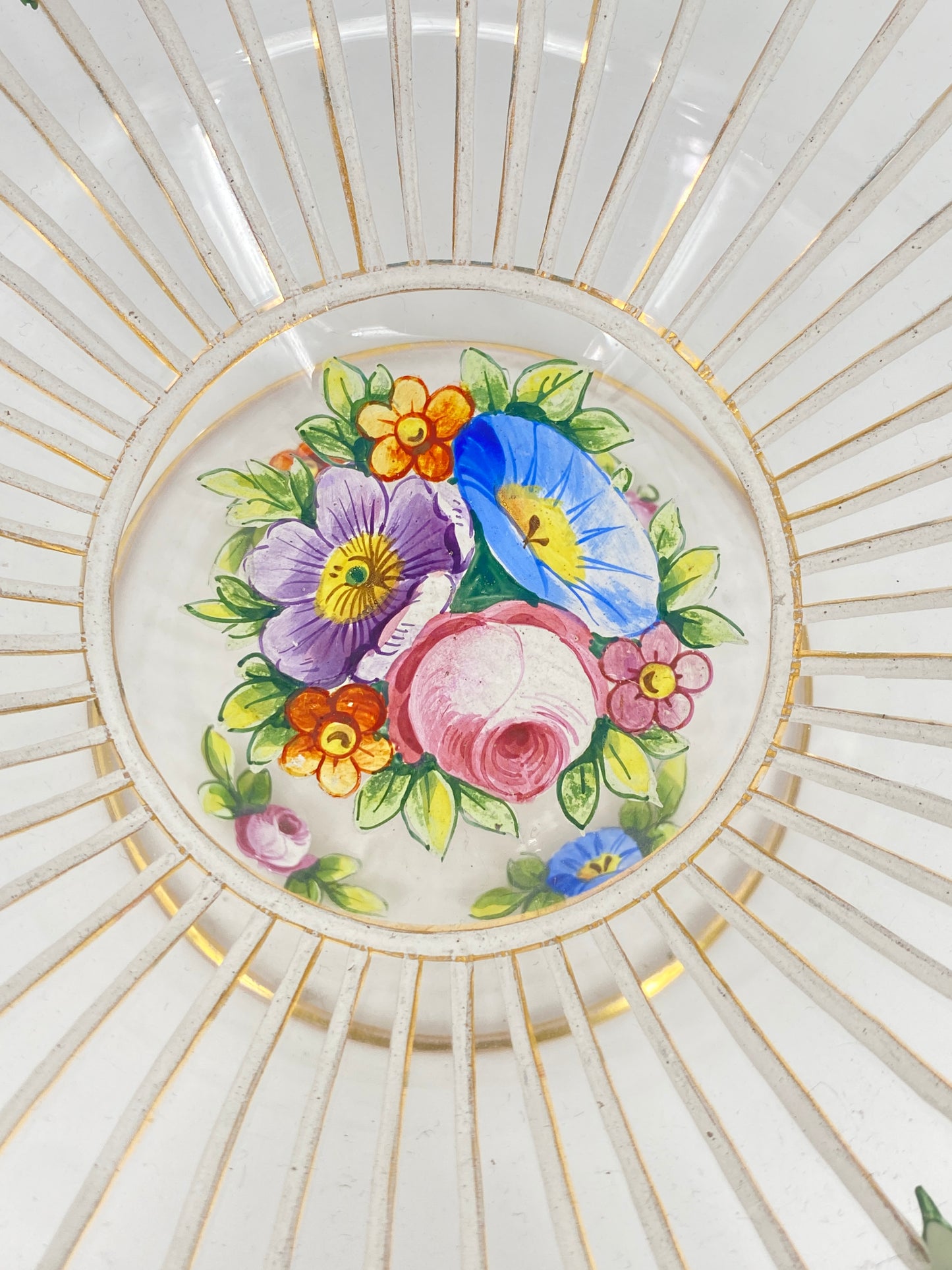 Glasschale mit Fuß und Blumendekor