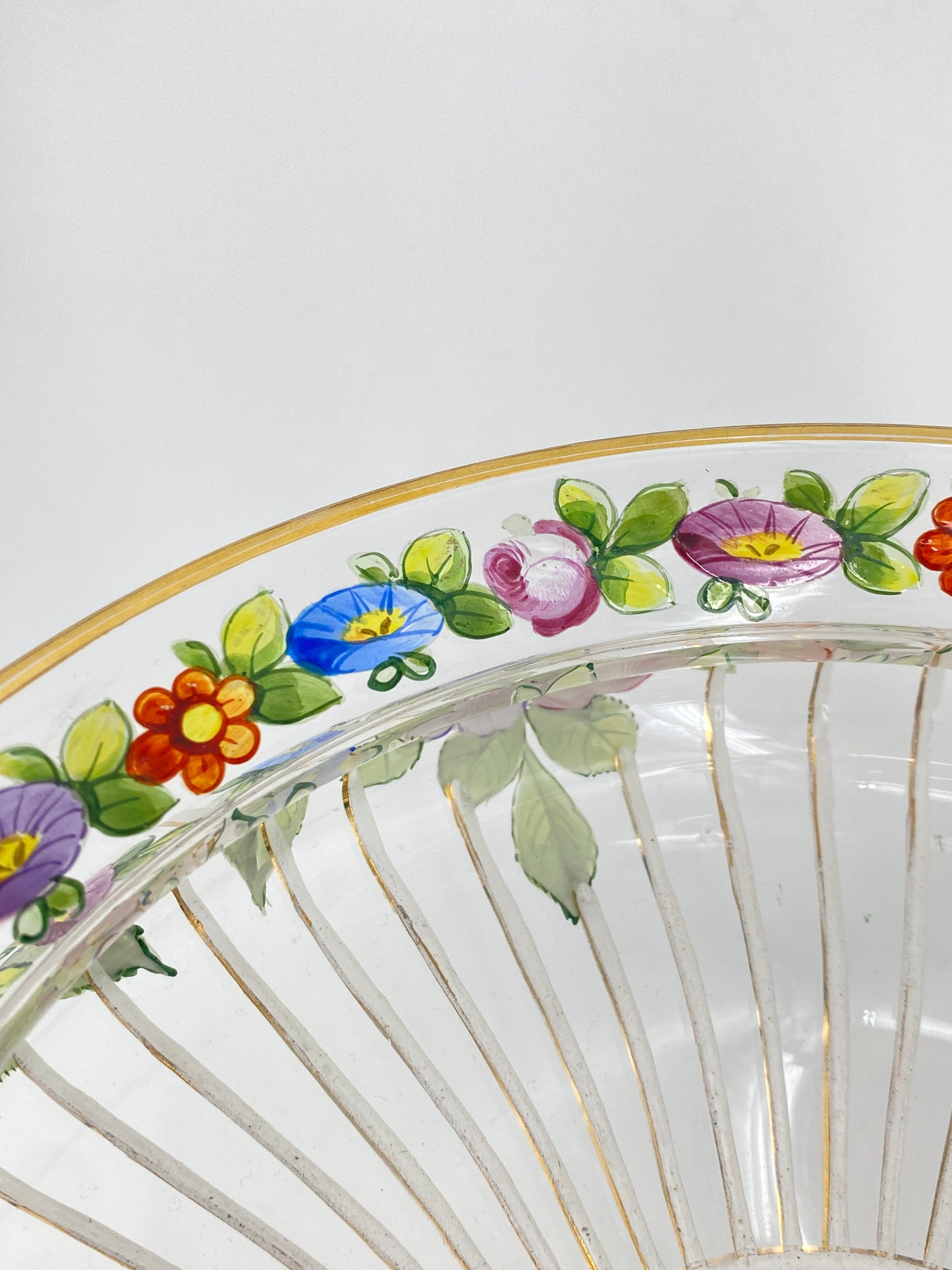 Glasschale mit Fuß und Blumendekor