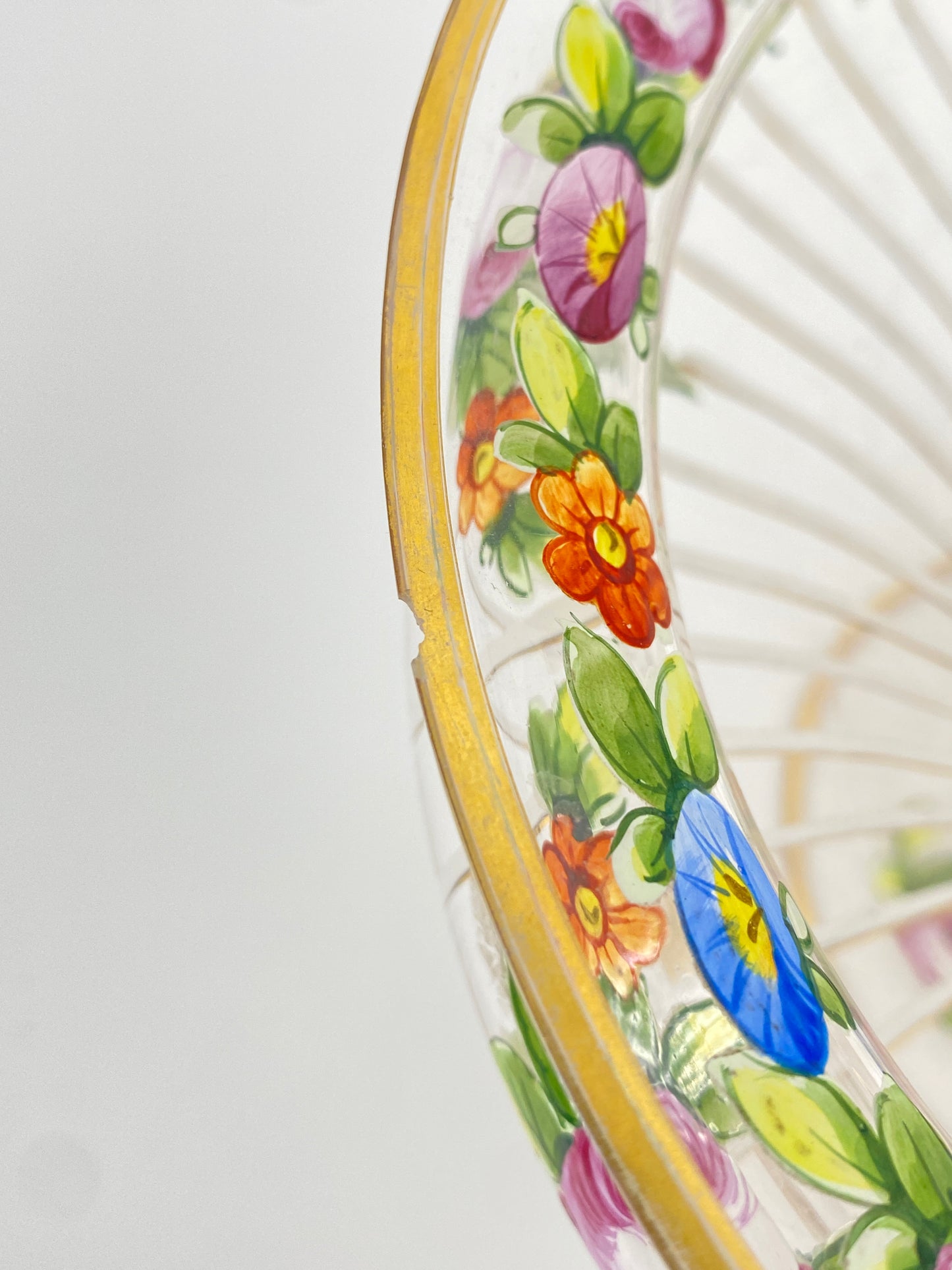 Glasschale mit Fuß und Blumendekor