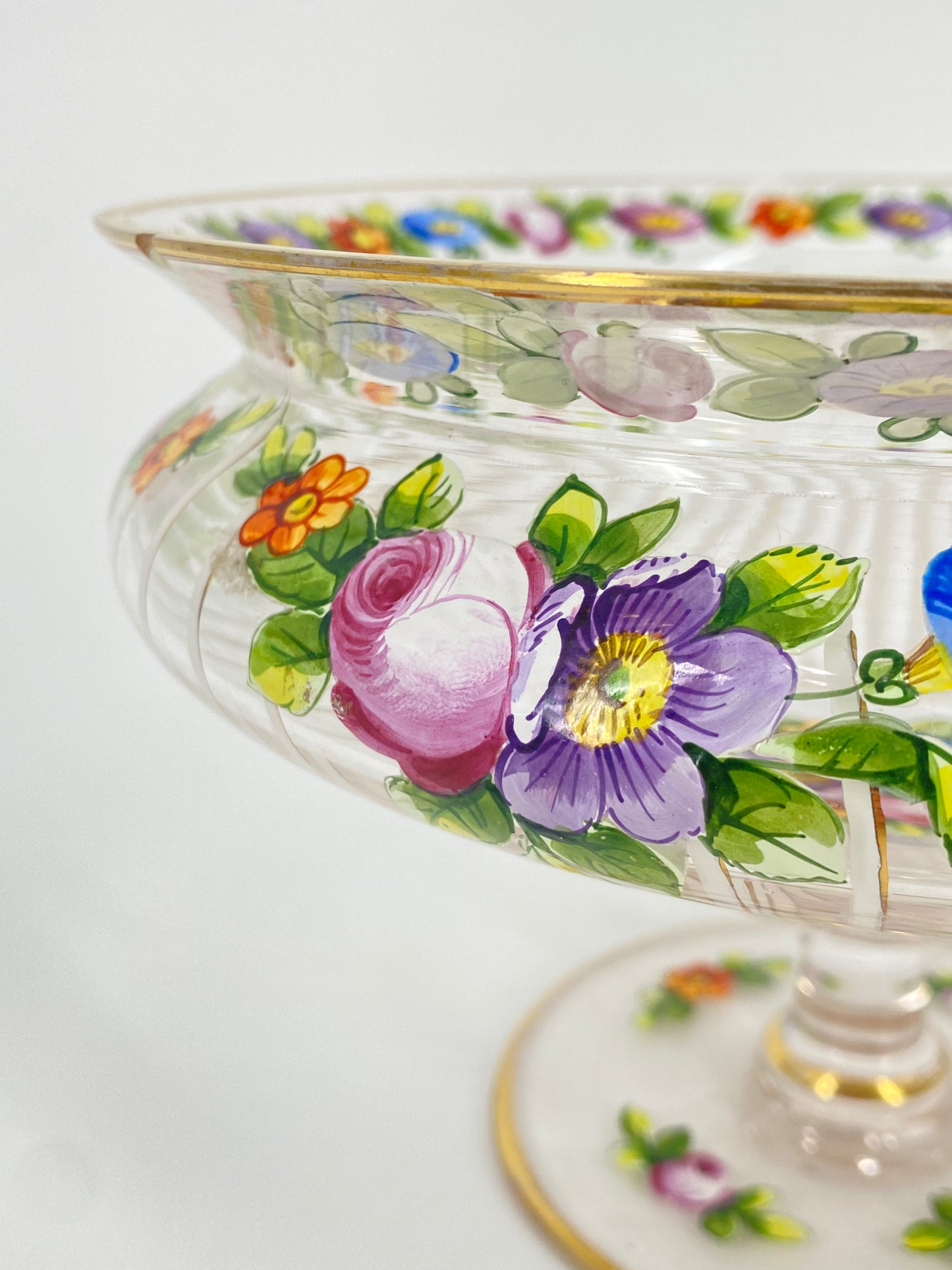 Glasschale mit Fuß und Blumendekor