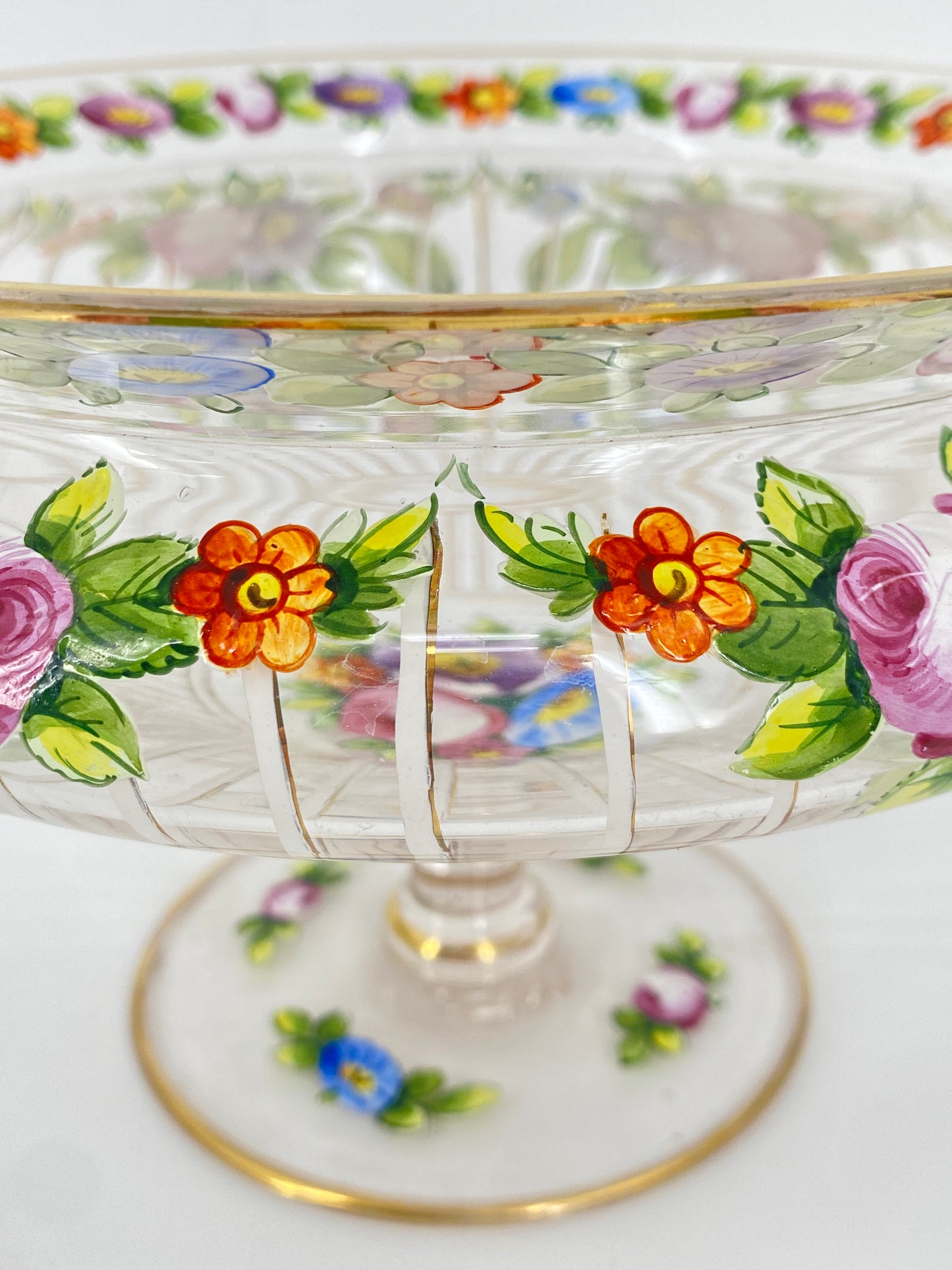 Glasschale mit Fuß und Blumendekor