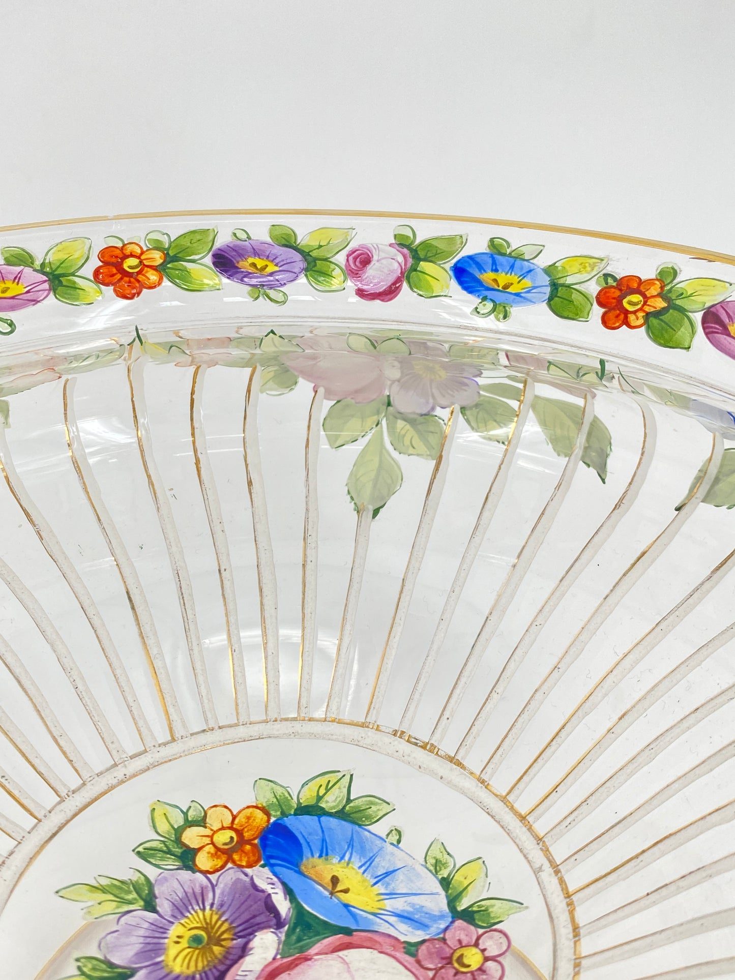 Glasschale mit Fuß und Blumendekor