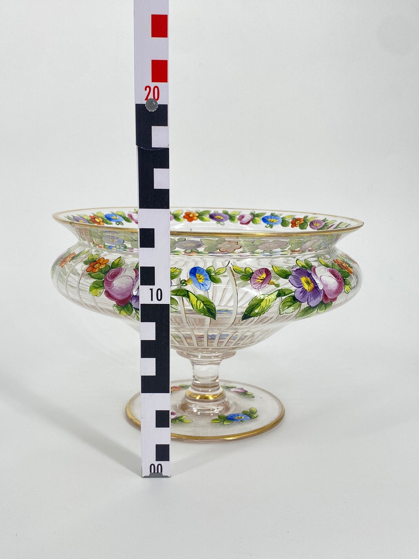 Glasschale mit Fuß und Blumendekor