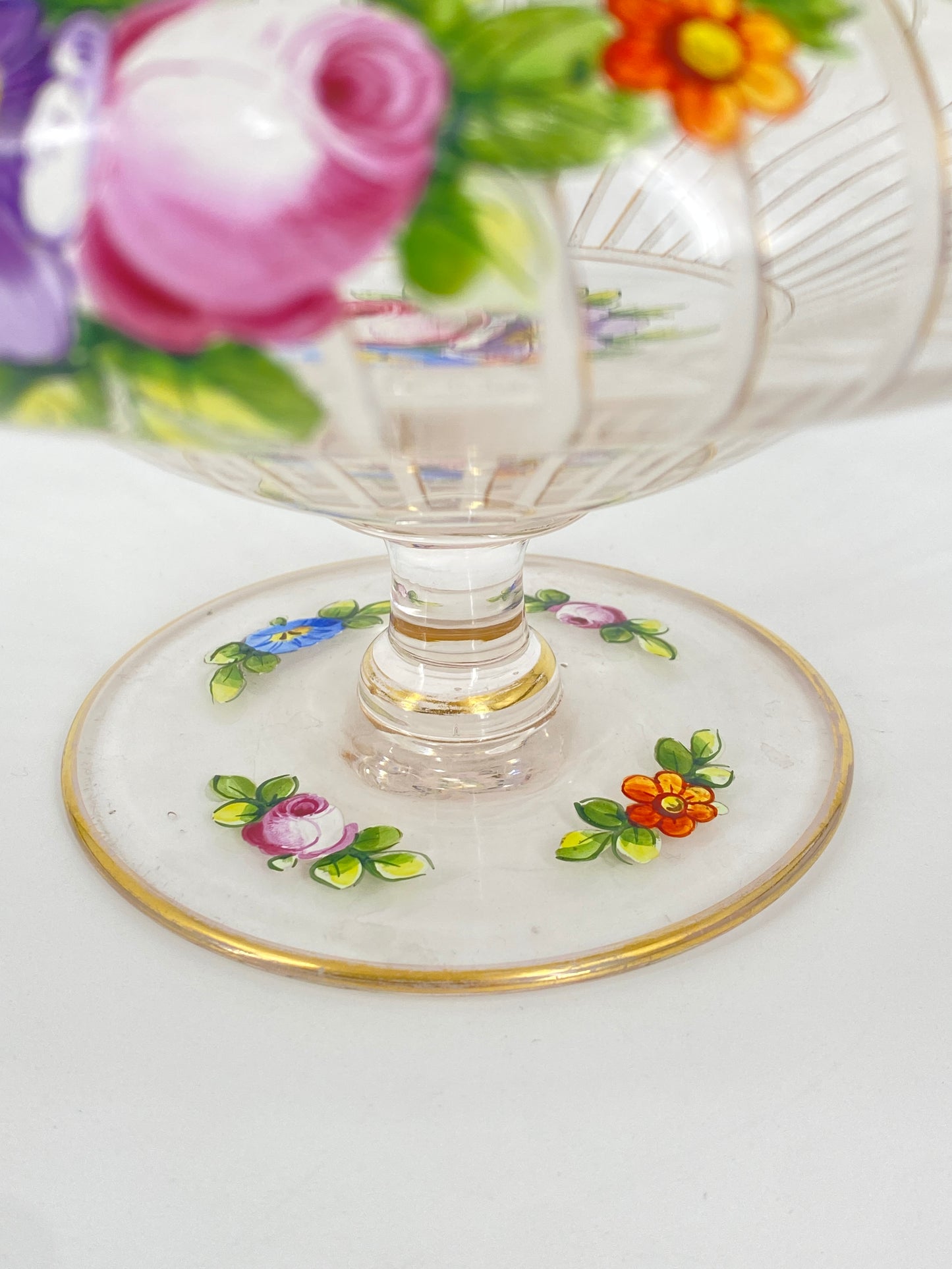 Glasschale mit Fuß und Blumendekor