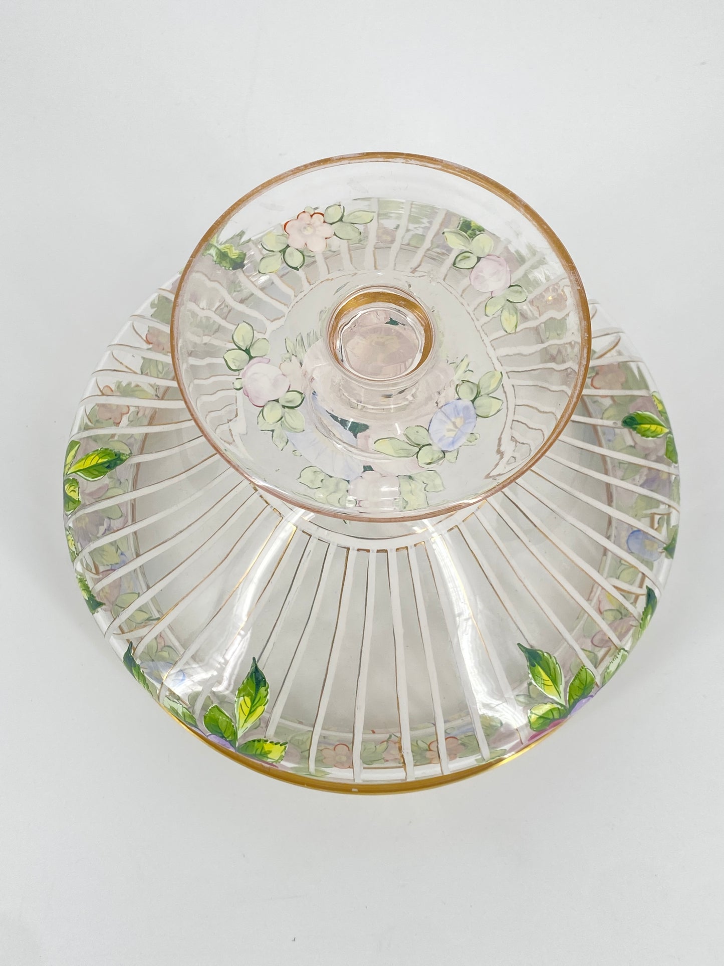 Glasschale mit Fuß und Blumendekor