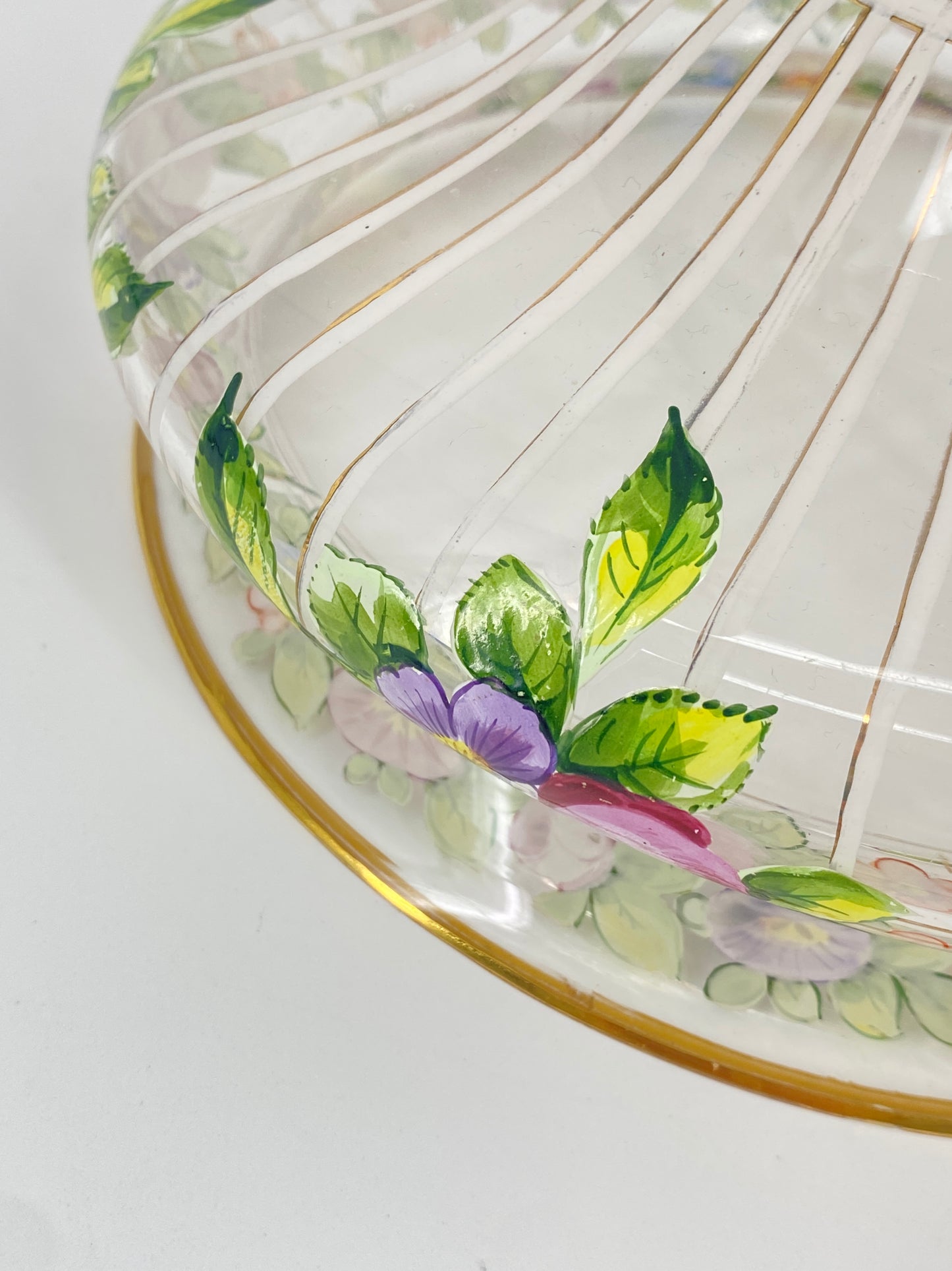 Glasschale mit Fuß und Blumendekor