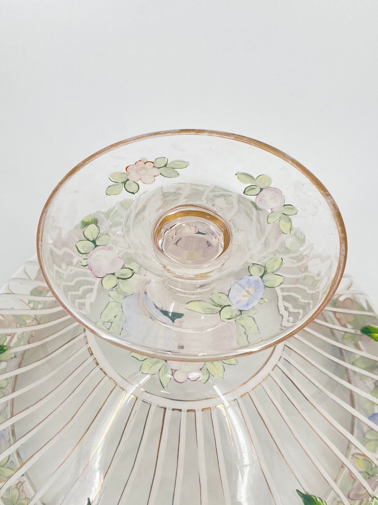 Glasschale mit Fuß und Blumendekor