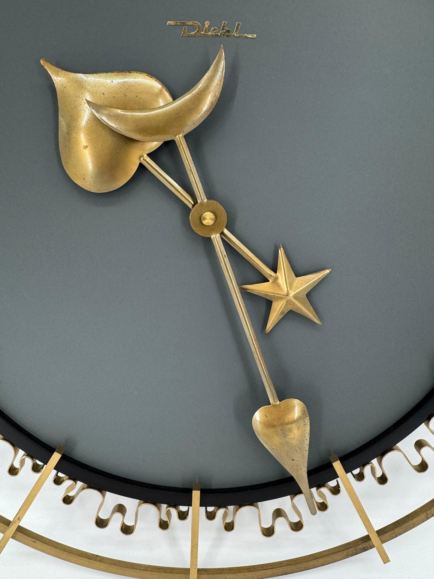 Diehl, Wanduhr, Sunburst, Schmiedeeisen
