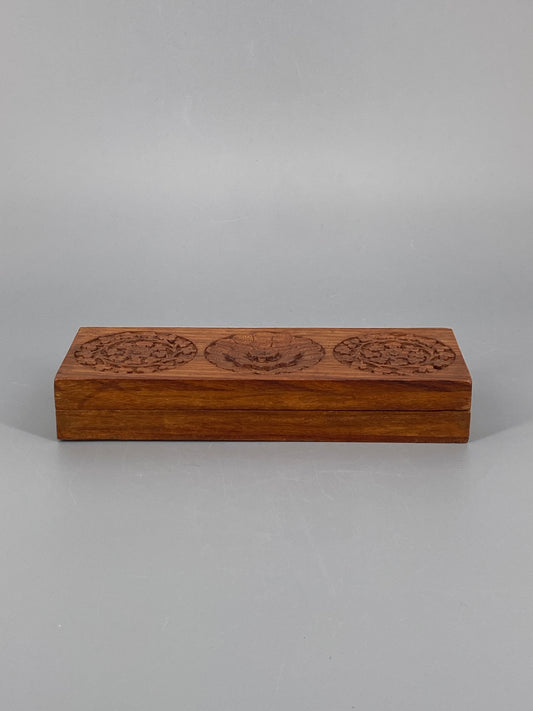 Holzschatulle mit floraler Schnitzerei