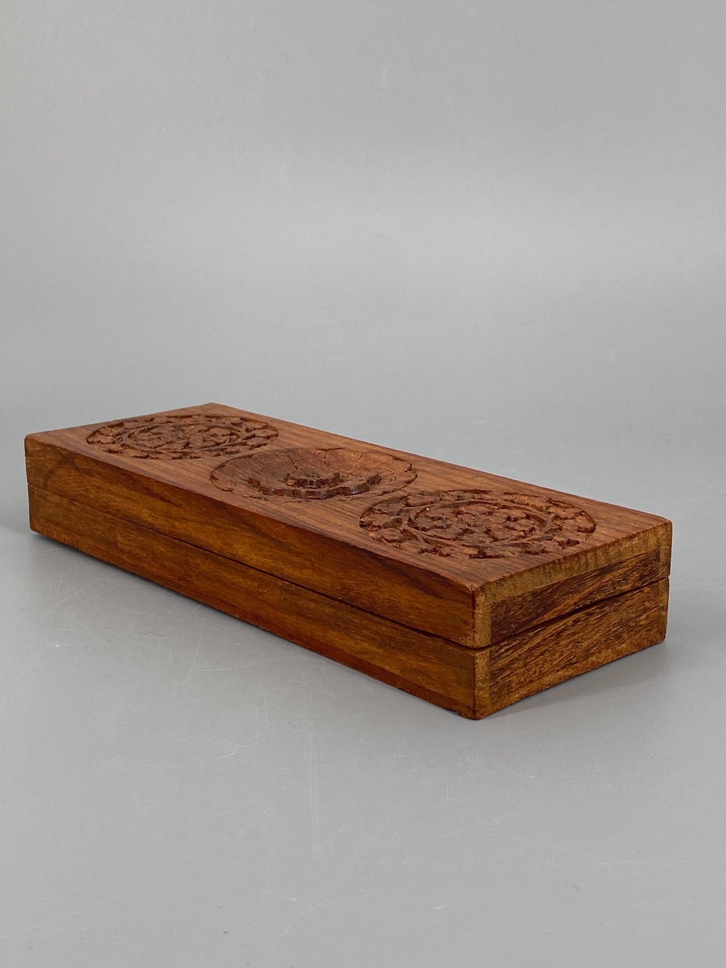 Holzschatulle mit floraler Schnitzerei