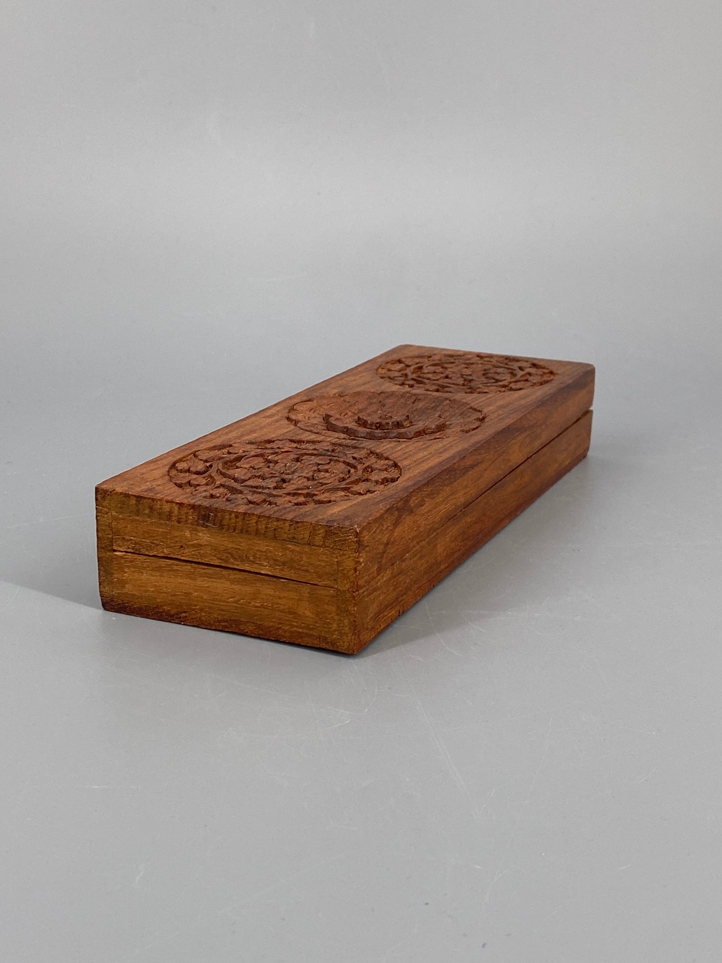 Holzschatulle mit floraler Schnitzerei