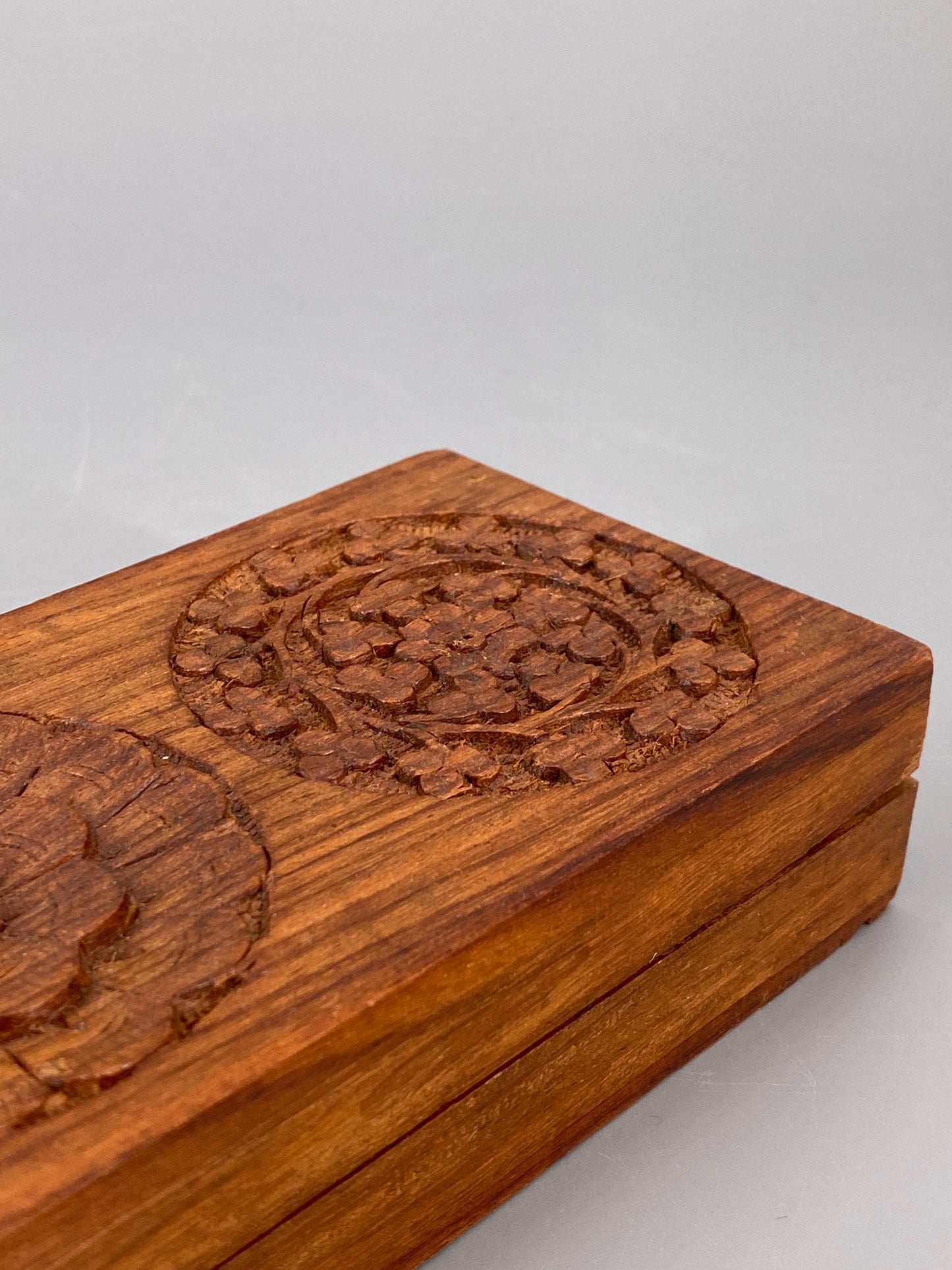 Holzschatulle mit floraler Schnitzerei