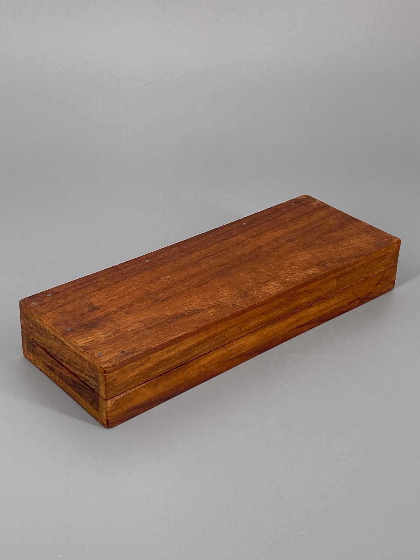Holzschatulle mit floraler Schnitzerei