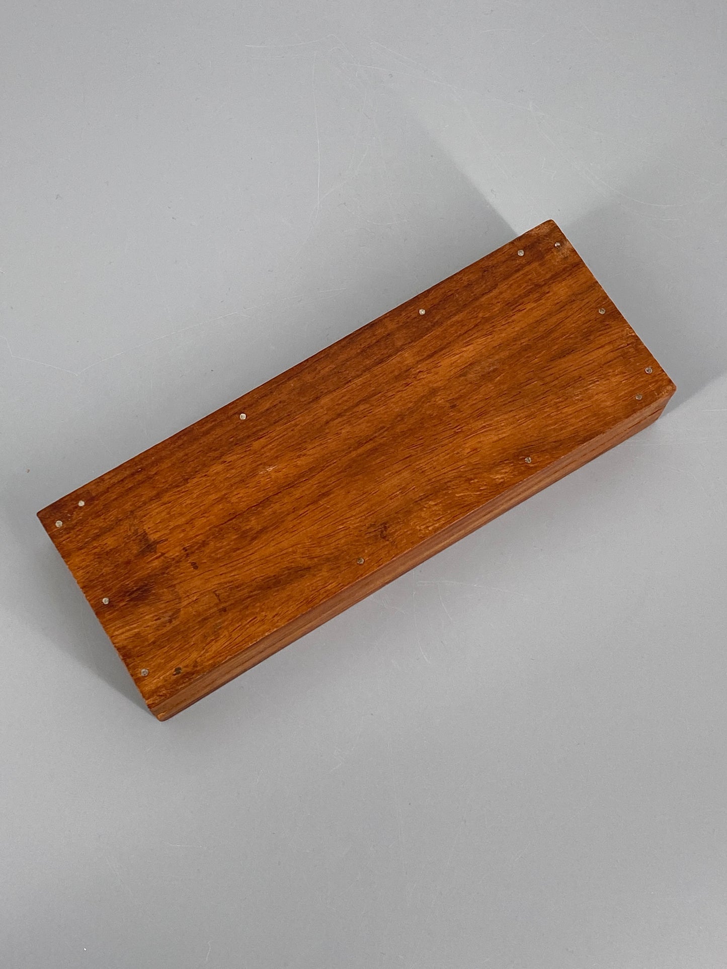 Holzschatulle mit floraler Schnitzerei