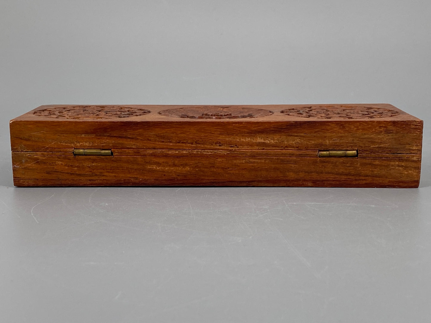 Holzschatulle mit floraler Schnitzerei