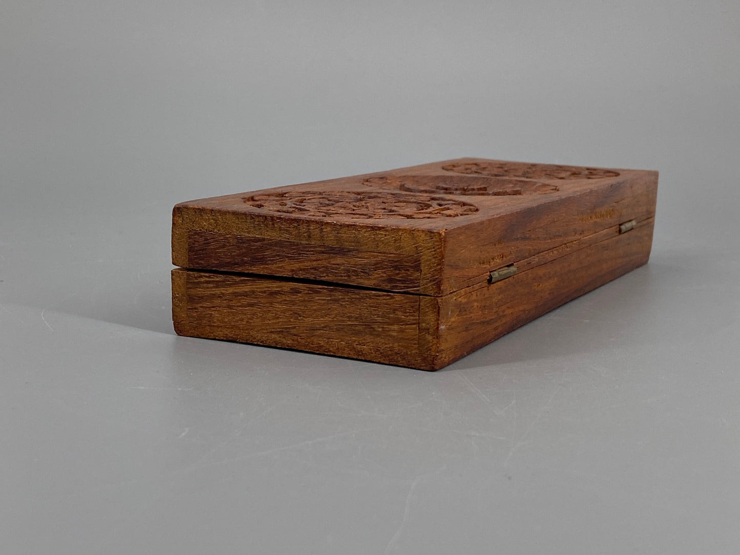 Holzschatulle mit floraler Schnitzerei