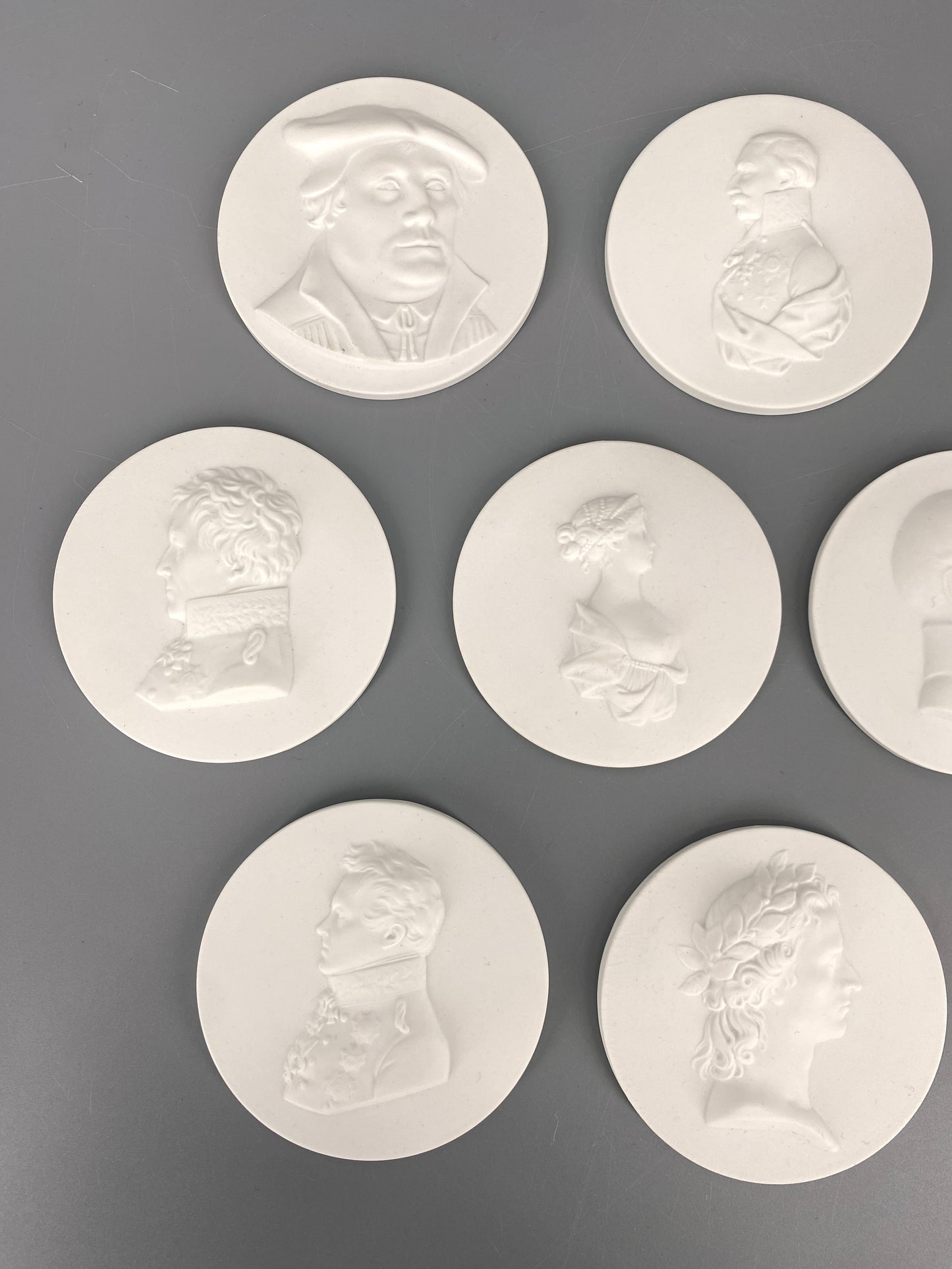 10 Porzellanmedaillen von KPM, Luther, Humboldt, Fontane etc