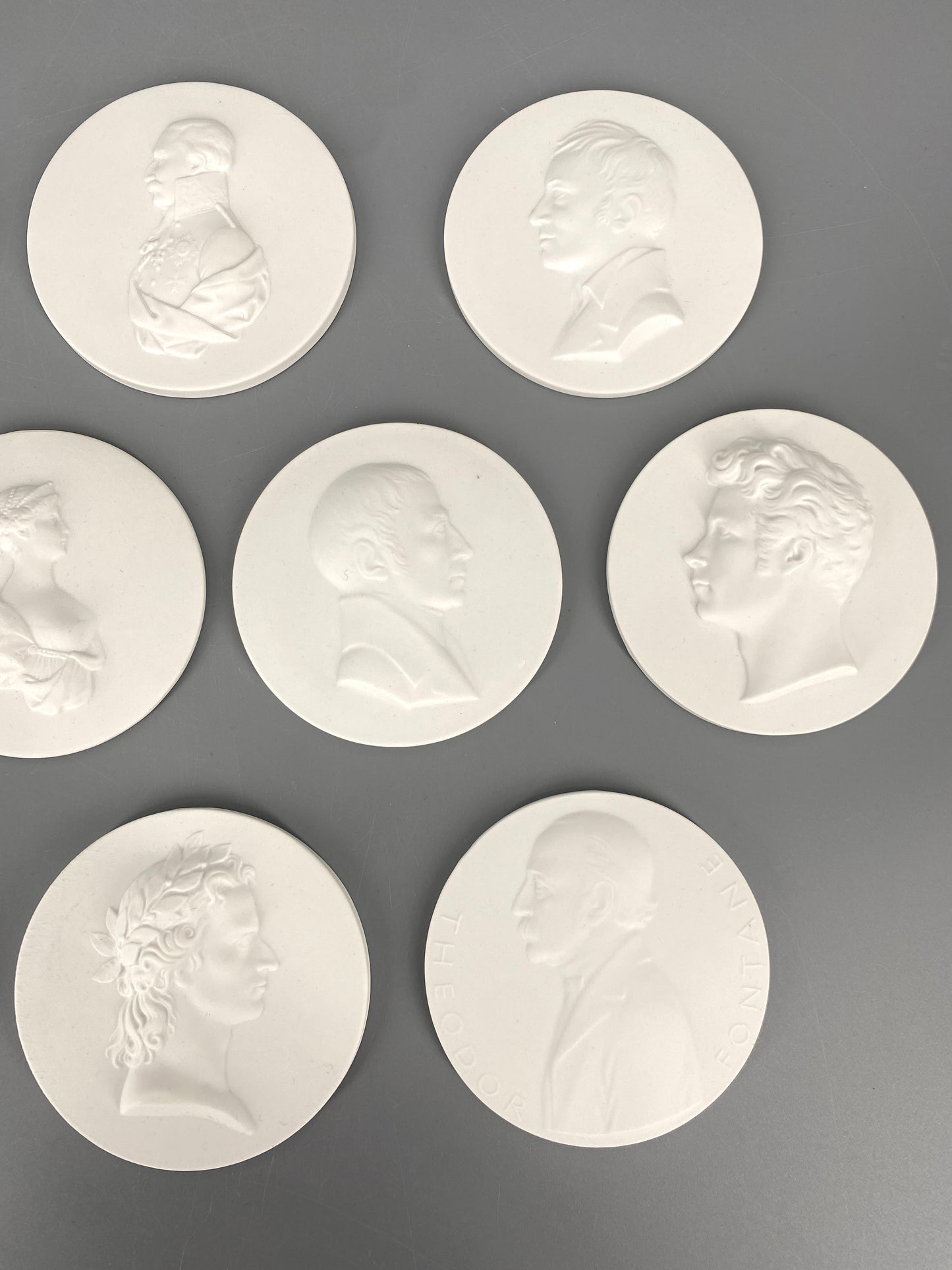 10 Porzellanmedaillen von KPM, Luther, Humboldt, Fontane etc