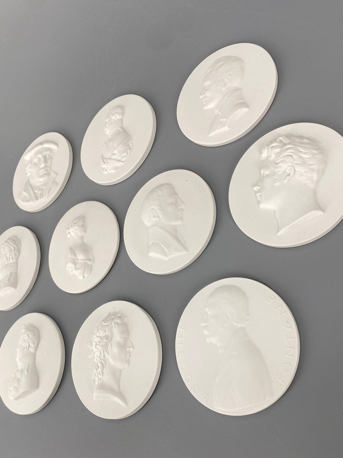 10 Porzellanmedaillen von KPM, Luther, Humboldt, Fontane etc