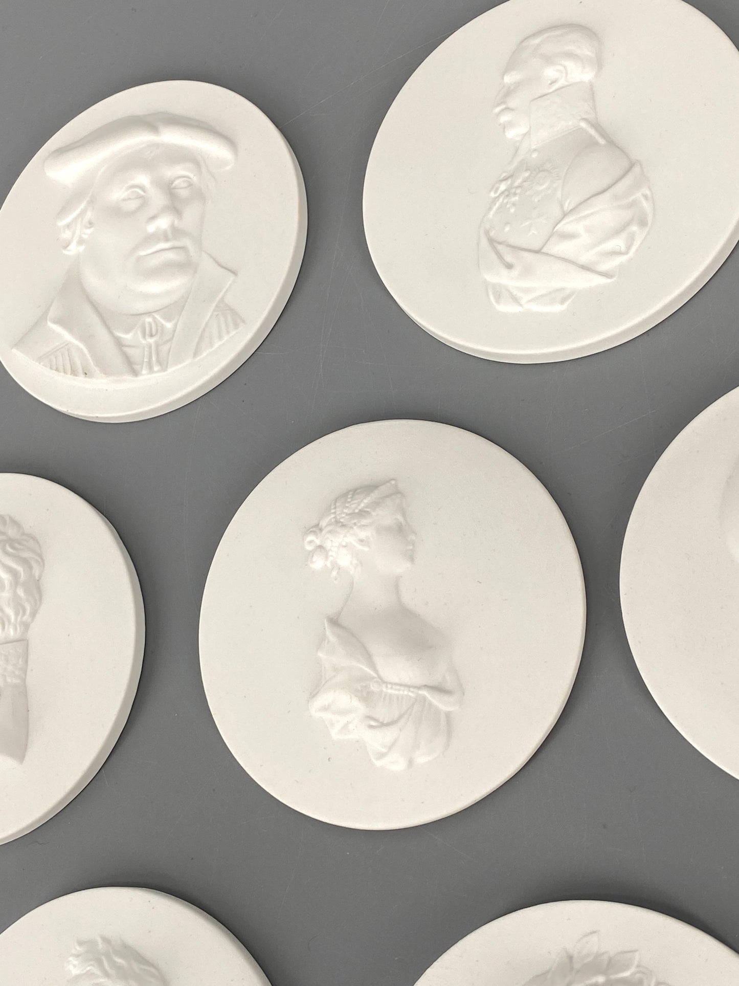 10 Porzellanmedaillen von KPM, Luther, Humboldt, Fontane etc