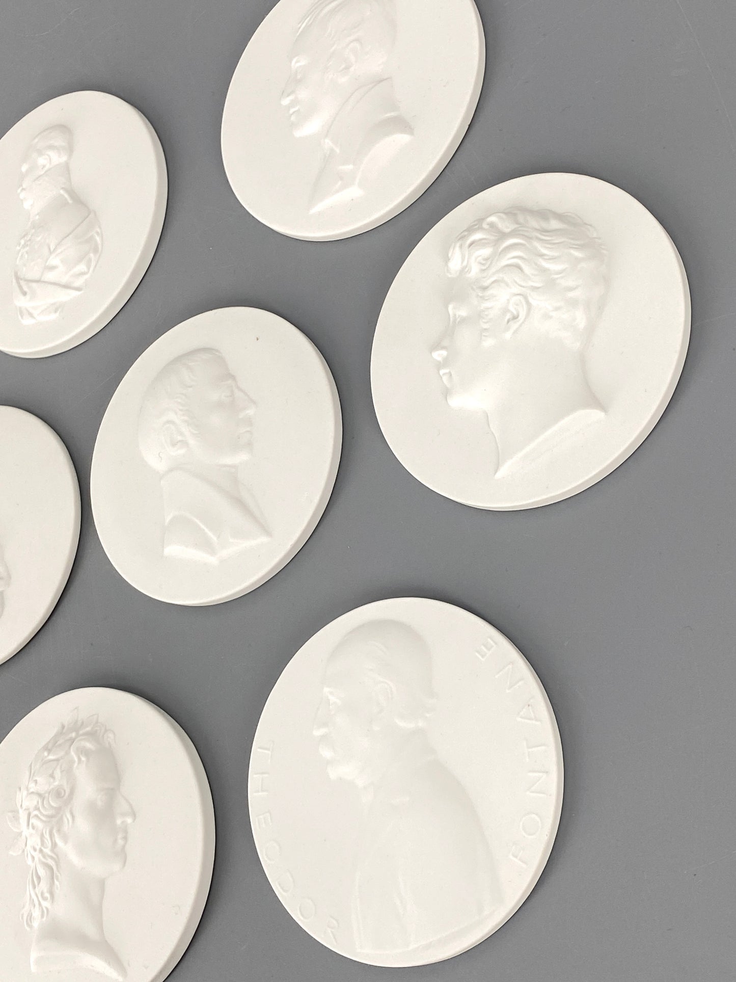 10 Porzellanmedaillen von KPM, Luther, Humboldt, Fontane etc