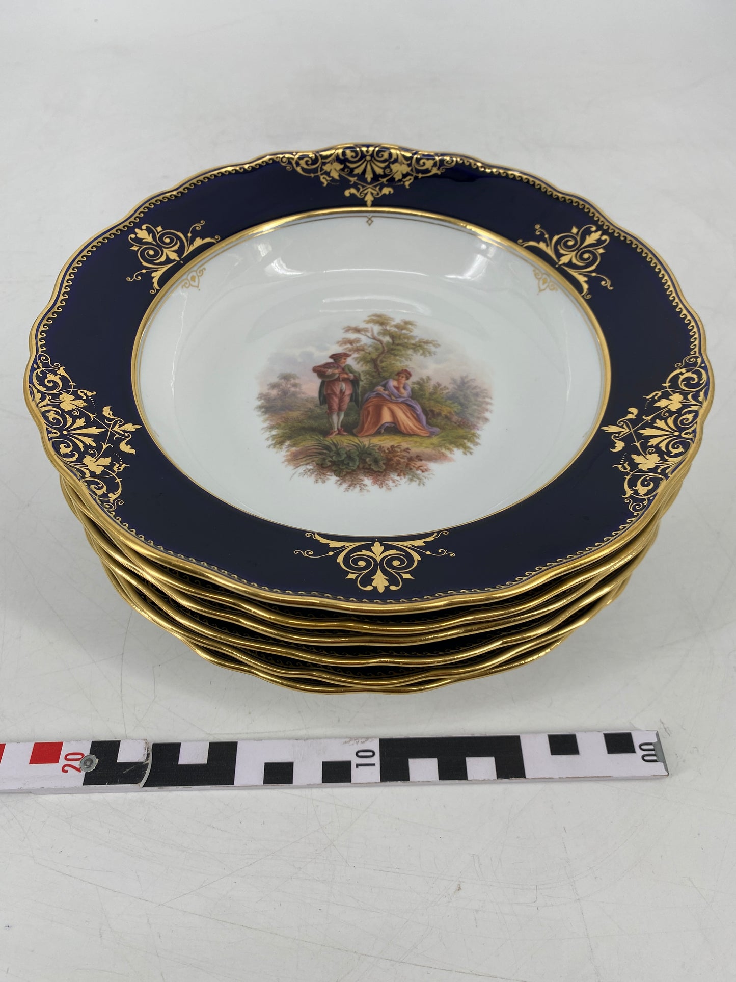 * MEISSEN 1ST WAHL PORZELLAN PRUNKTELLER MIT "GALANTE SZENEN"