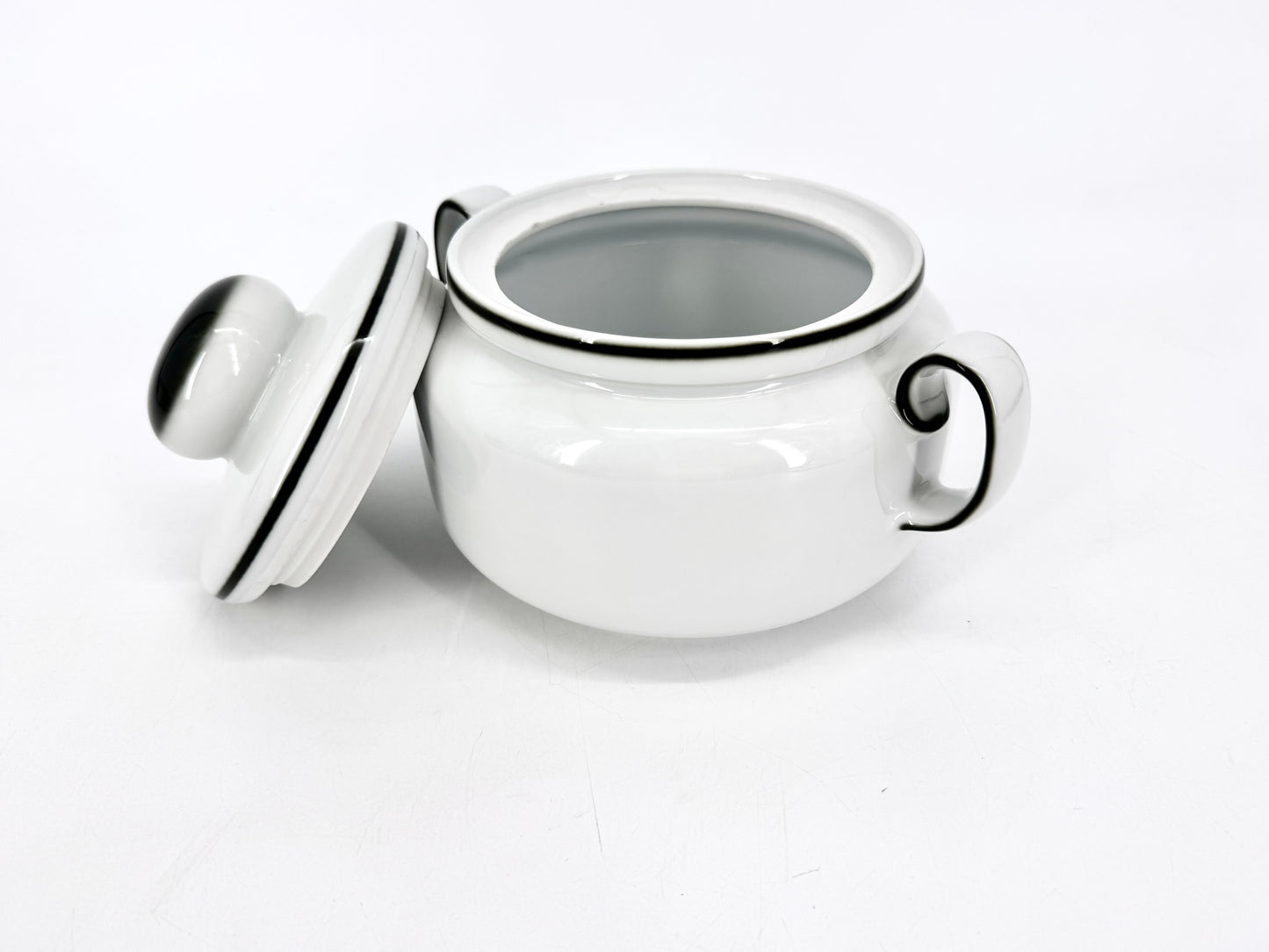 Porzellan-Geschirr in minimalistischem Design. Von Winterling