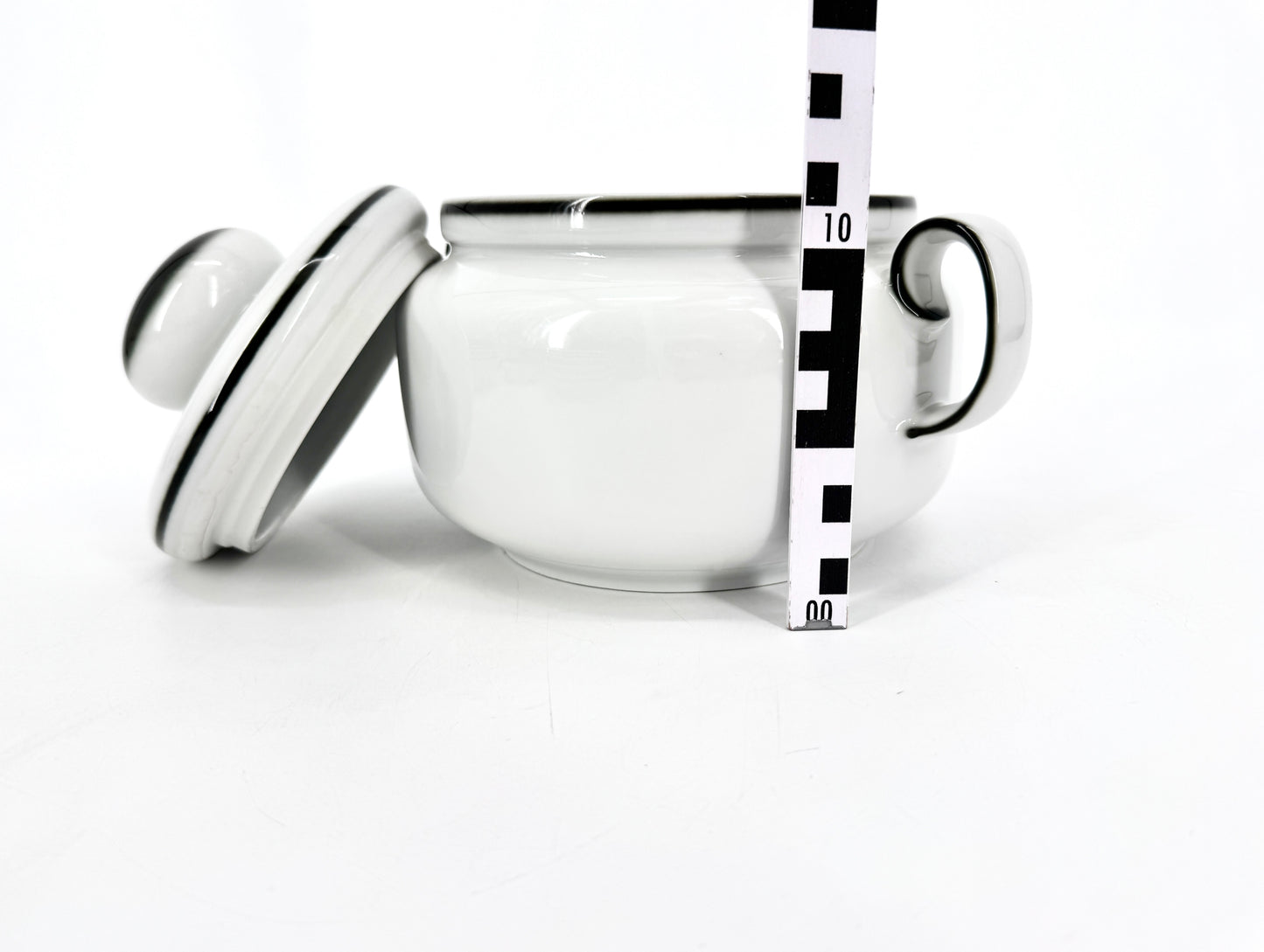 Porzellan-Geschirr in minimalistischem Design. Von Winterling