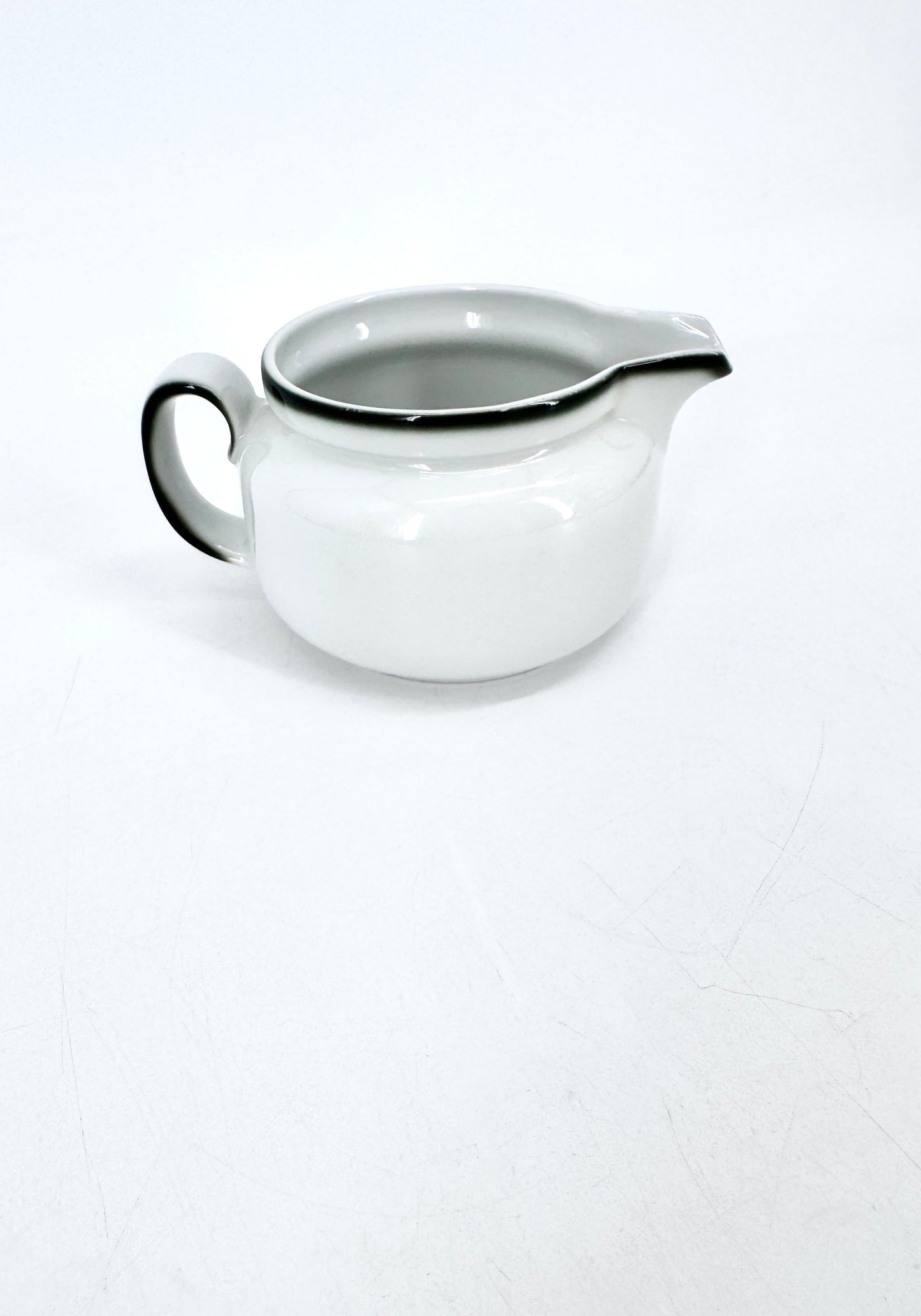 Porzellan-Geschirr in minimalistischem Design. Von Winterling