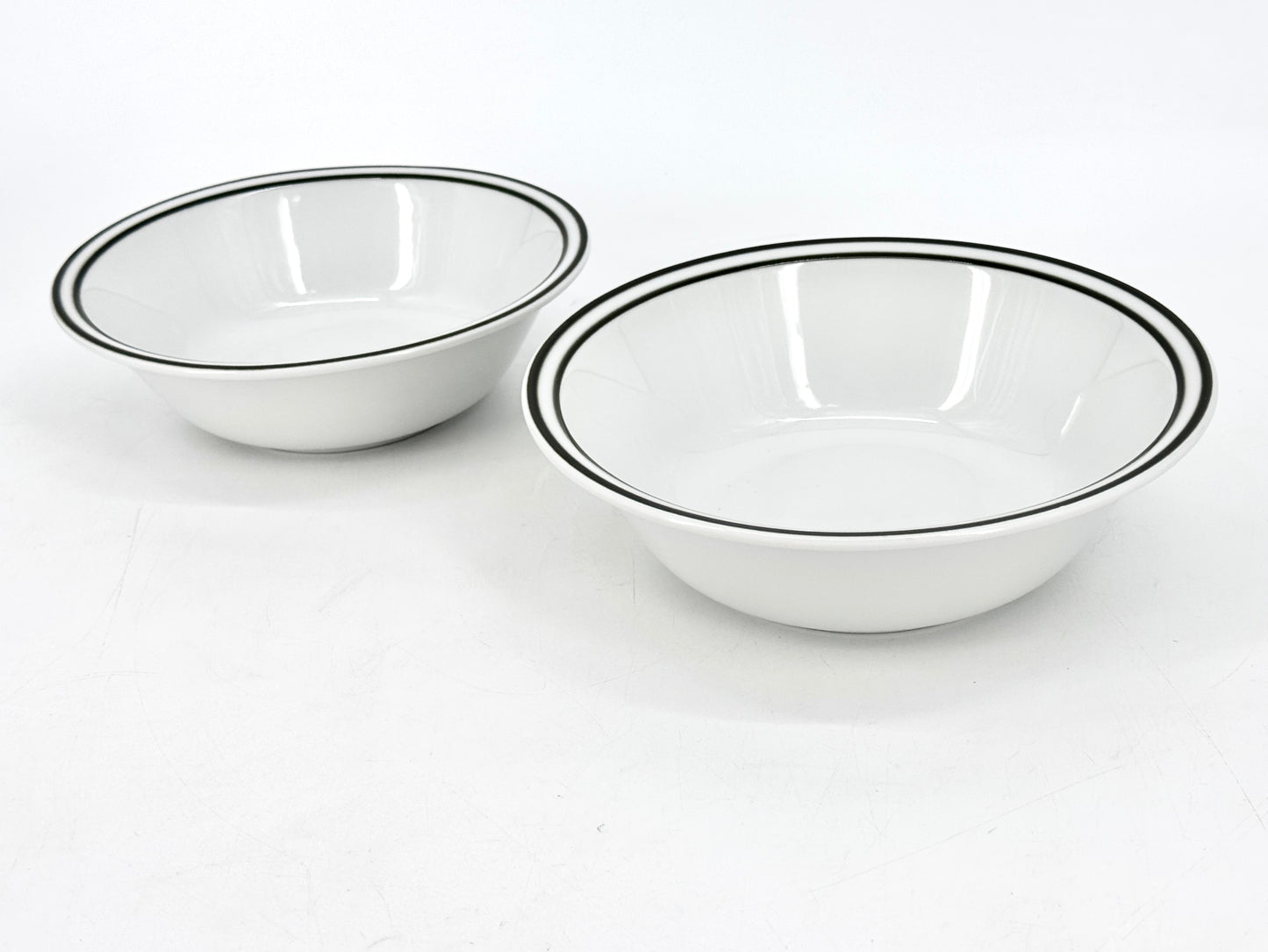 Porzellan-Geschirr in minimalistischem Design. Von Winterling