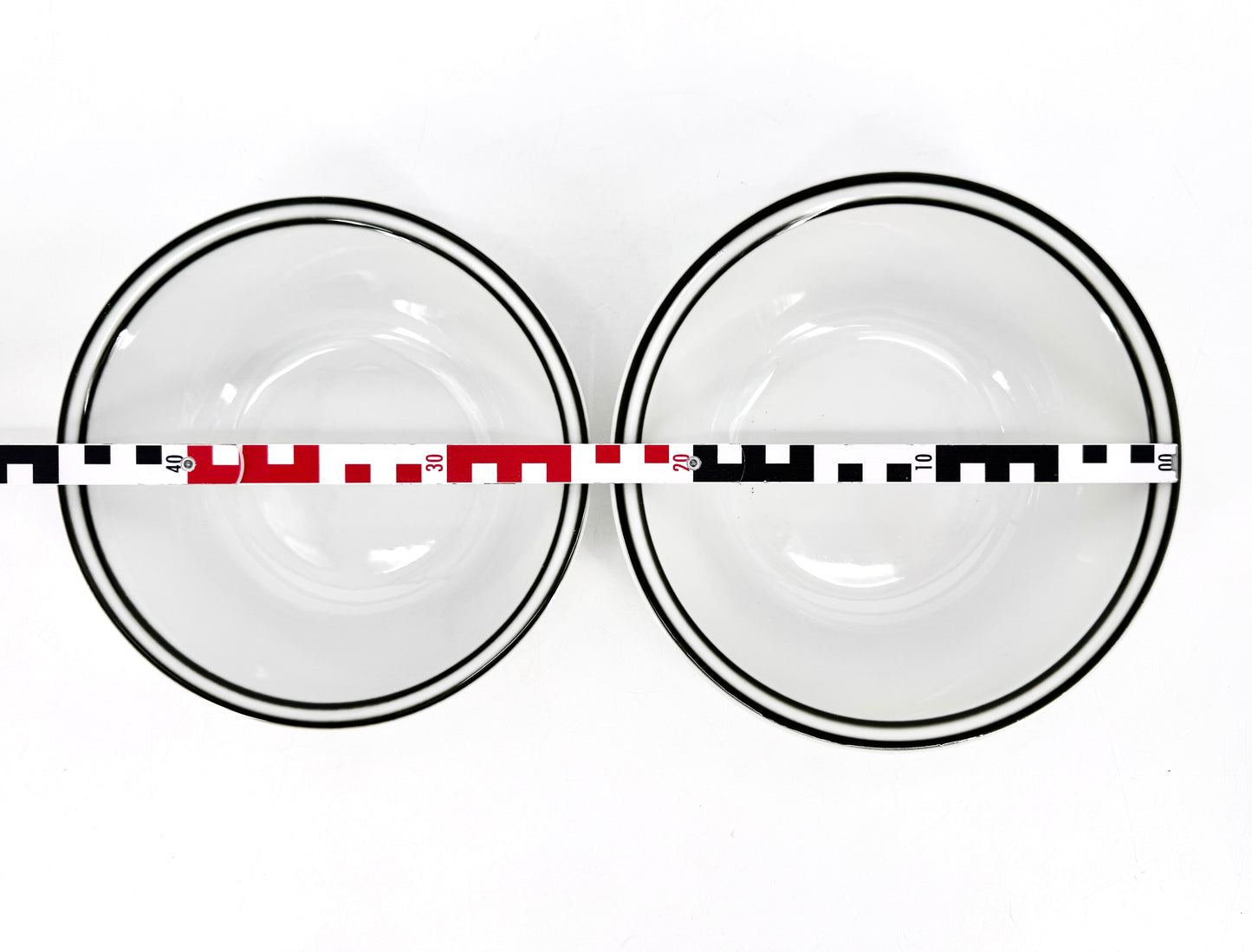 Porzellan-Geschirr in minimalistischem Design. Von Winterling