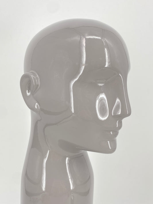 Skulptur in Form eines Kopfes aus grauem Kunststoff