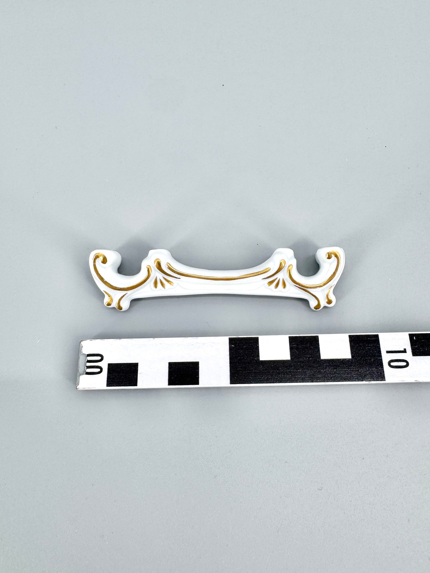 Porzellan-Messerbänkchen, goldverziert