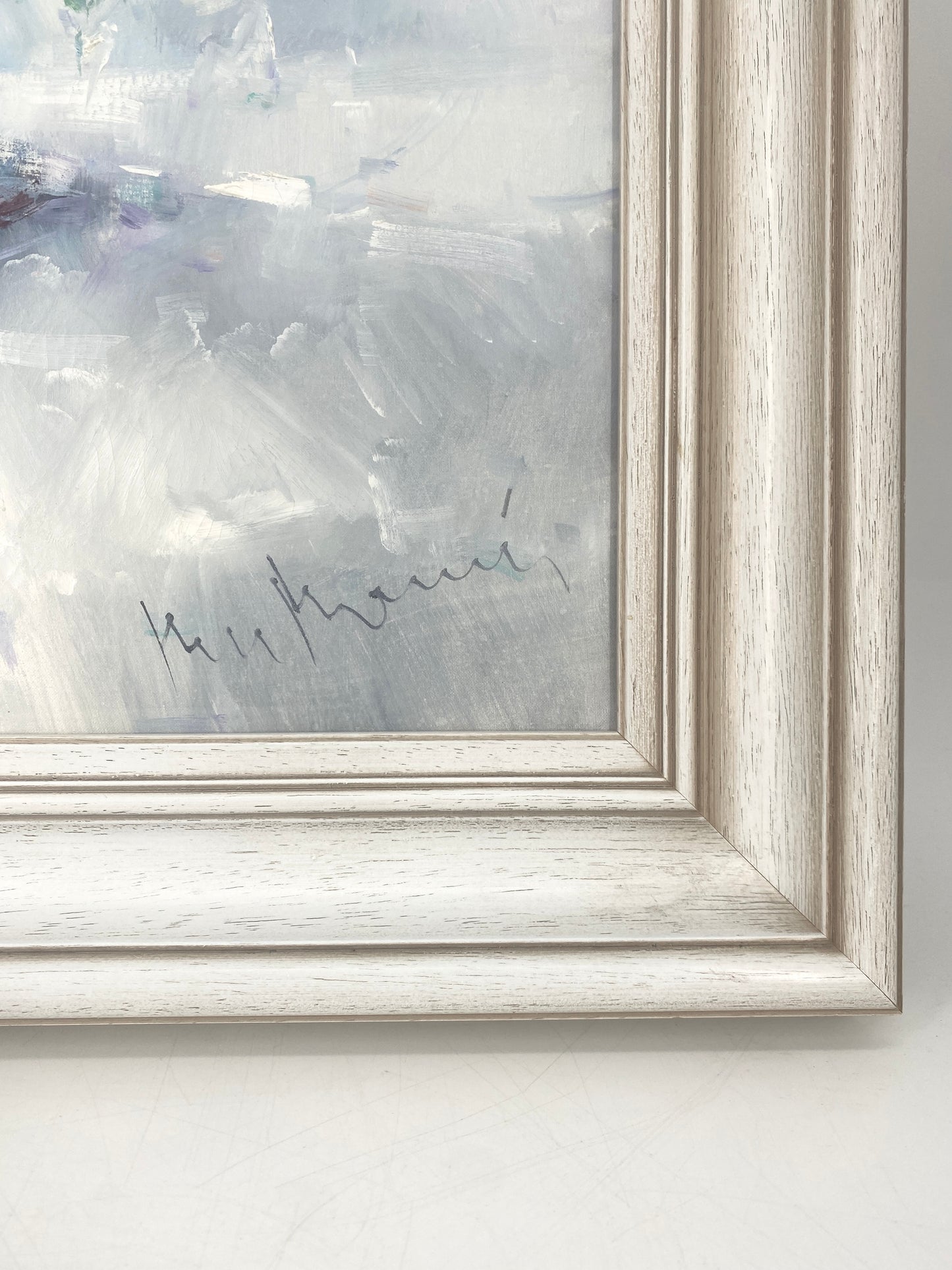 Ölgemälde von Ingfried Paul Henze-Morro: Weißes Stillleben mit Blumen-Motiv.